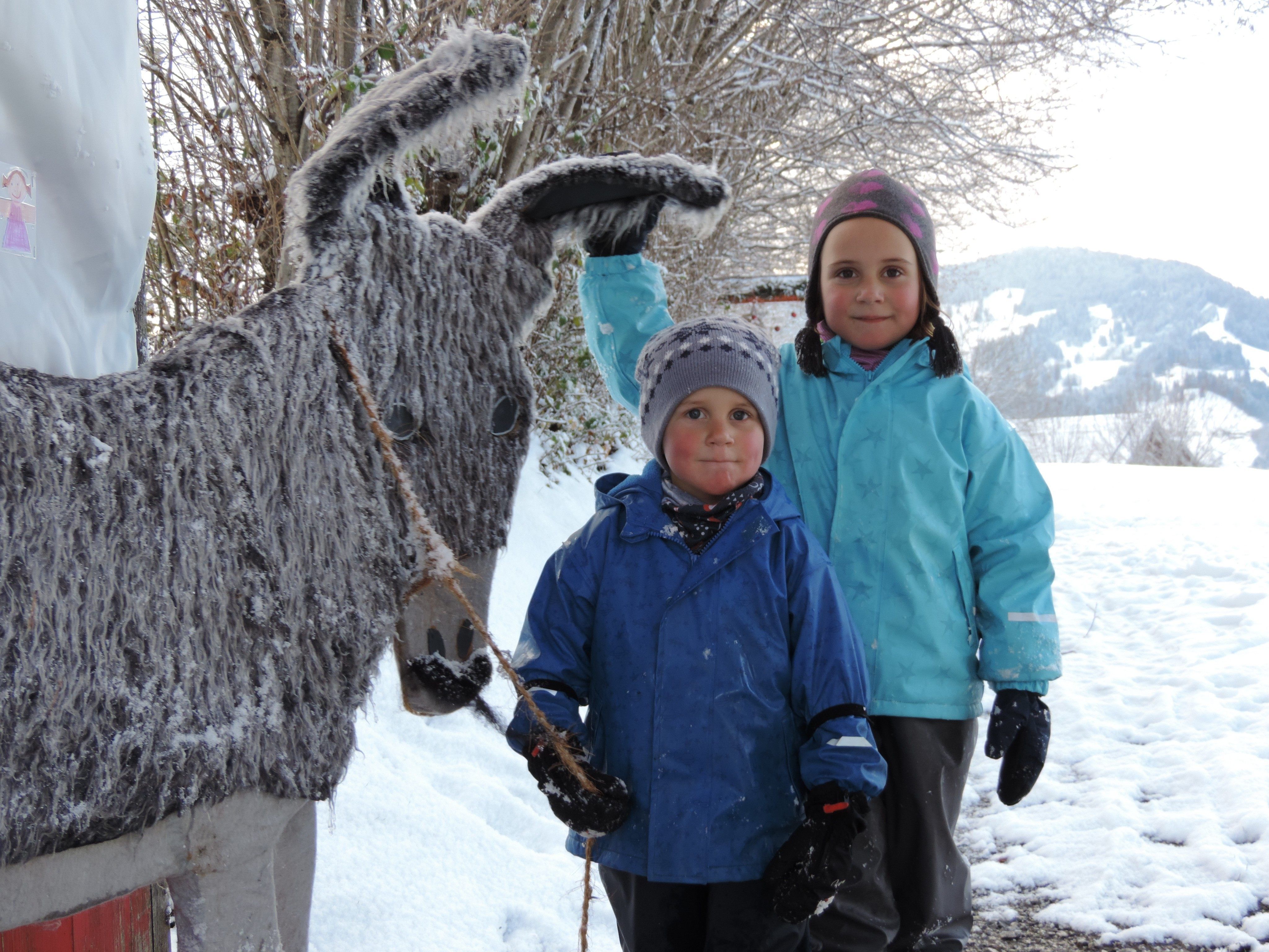 Elisa und Elean hatten mit den Tieren auf dem Adventweg ihre Freude. Elisa und Elean hatten mit den Tieren auf dem Adventweg ihre Freude.