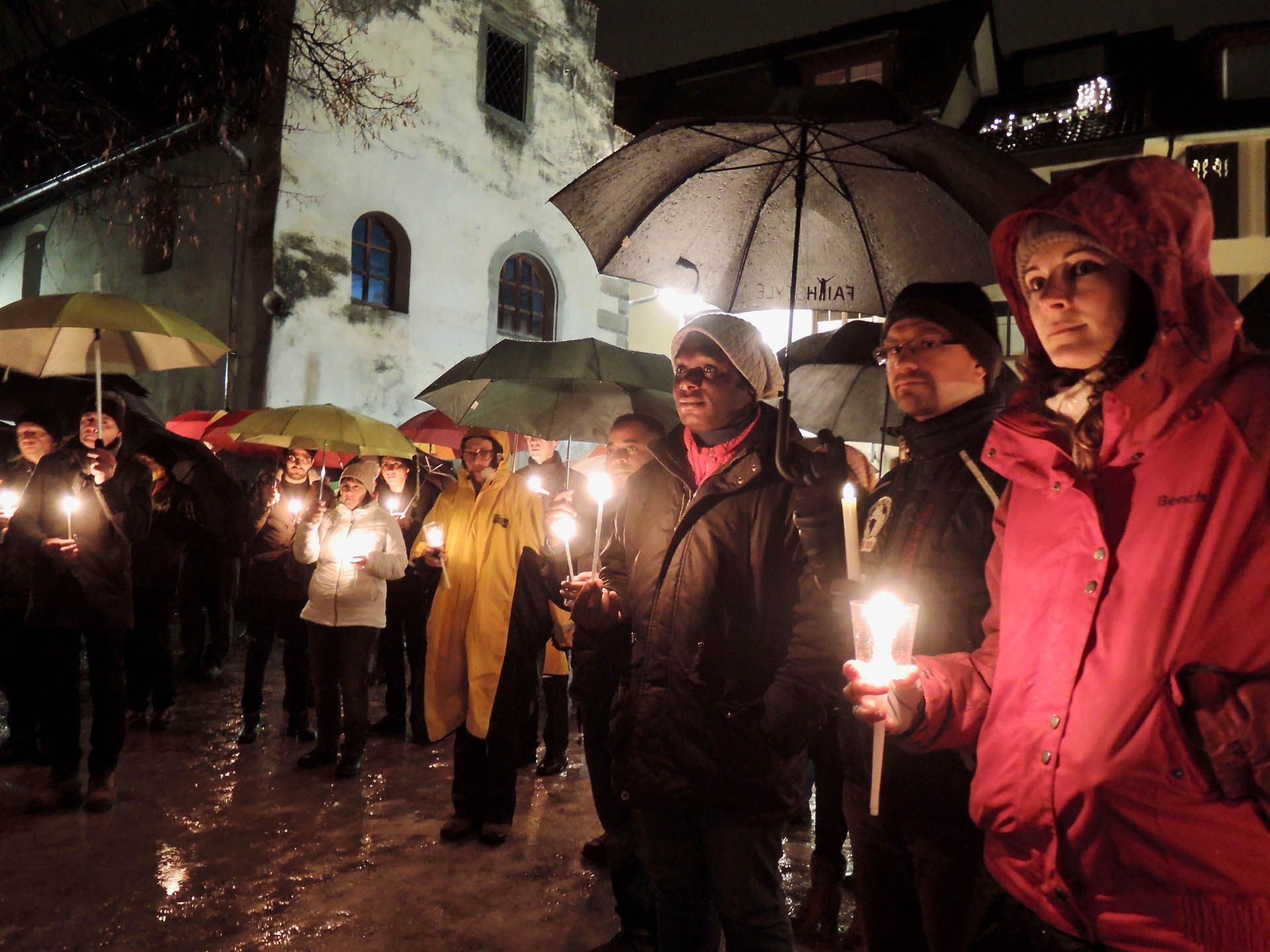Teilnehmerinnen und Teilnehmer beim 2. Vorarlberger Lichtermarsch 2017 für verfolgte Christen in Feldkirch.