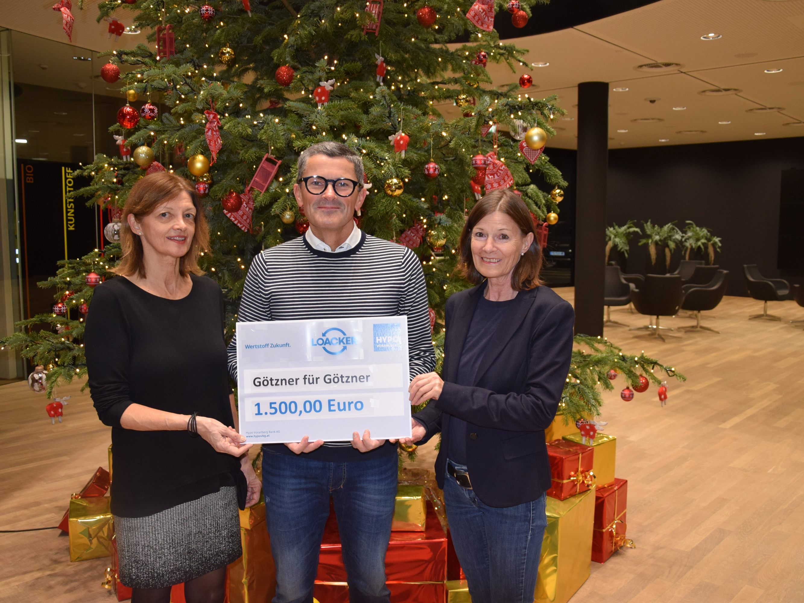 v.l. Doris Klinger (Obfrau Götzner für Götzner), Thomas Schäfer (GL Loacker Recycling) und Brigitte Loacker (Götzner für Götzner) bei der Spendenübergabe