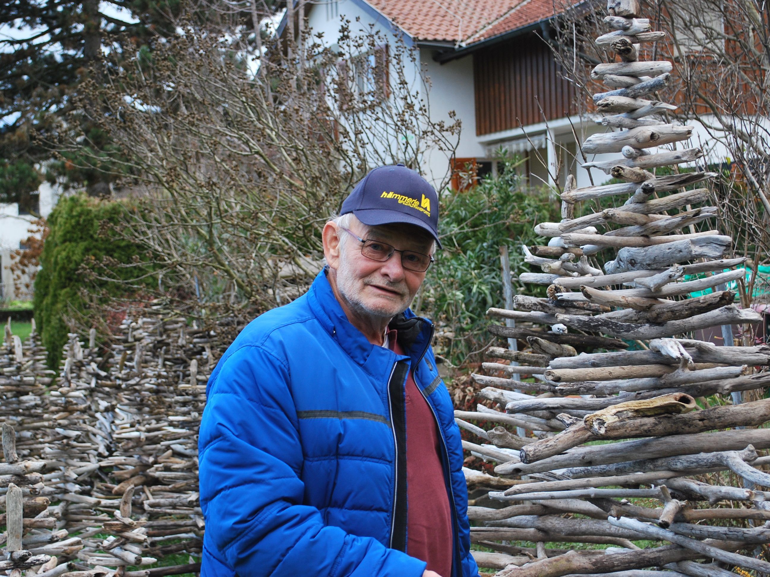 Josef Hämmerle freut sich, wenn viele Menschen eine dekorative Tanne aus Schwemmholz bei ihm kaufen.