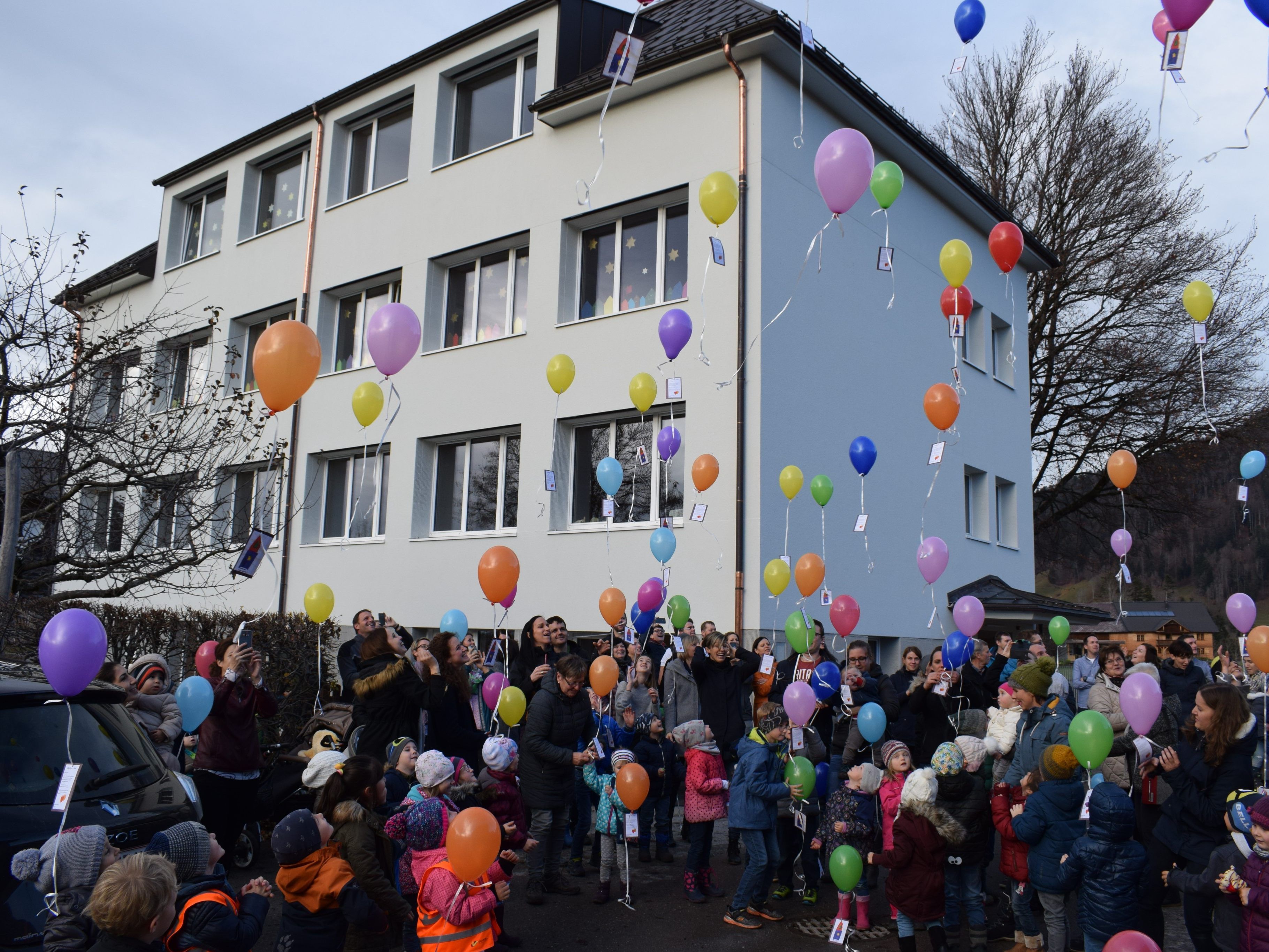 Zur offiziellen Eröffnung vom neuen Kinderhaus ließen die Kleinen Luftballons steigen. Zur offiziellen Eröffnung vom neuen Kinderhaus ließen die Kleinen Luftballons steigen.