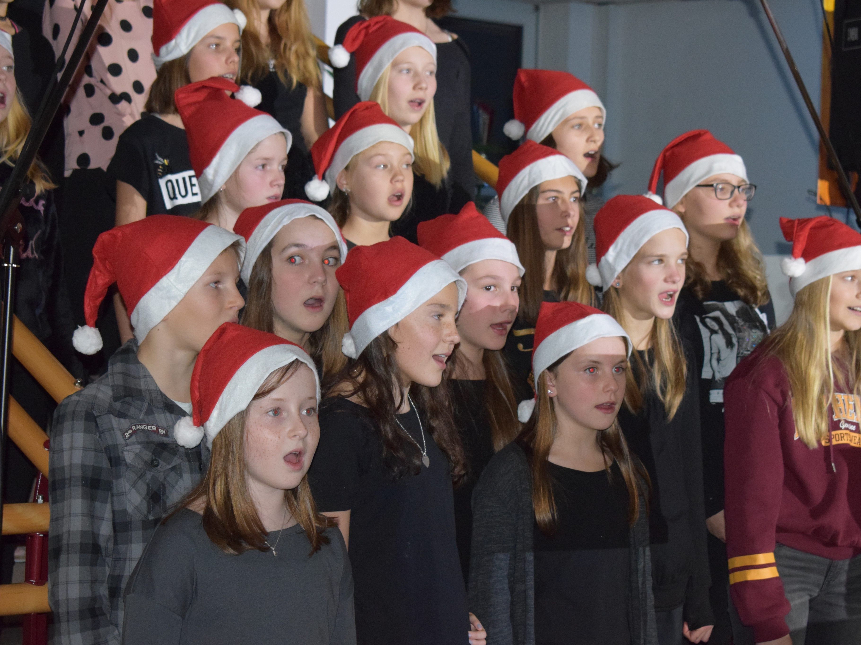Der Hittisauer Schulchor unterhielt bei „Gaudete“ mit weihnachtlichen Weisen.