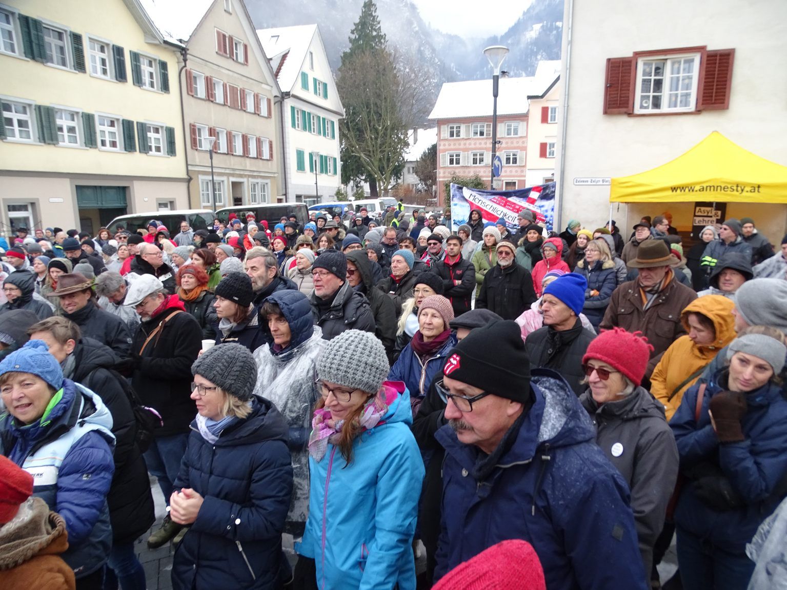 Rund 1.000 Menschen demonstrierten am Sonntag für ein menschliches Fremden- und Asylrecht. Rund 1.000 Menschen demonstrierten am Sonntag für ein menschliches Fremden- und Asylrecht.