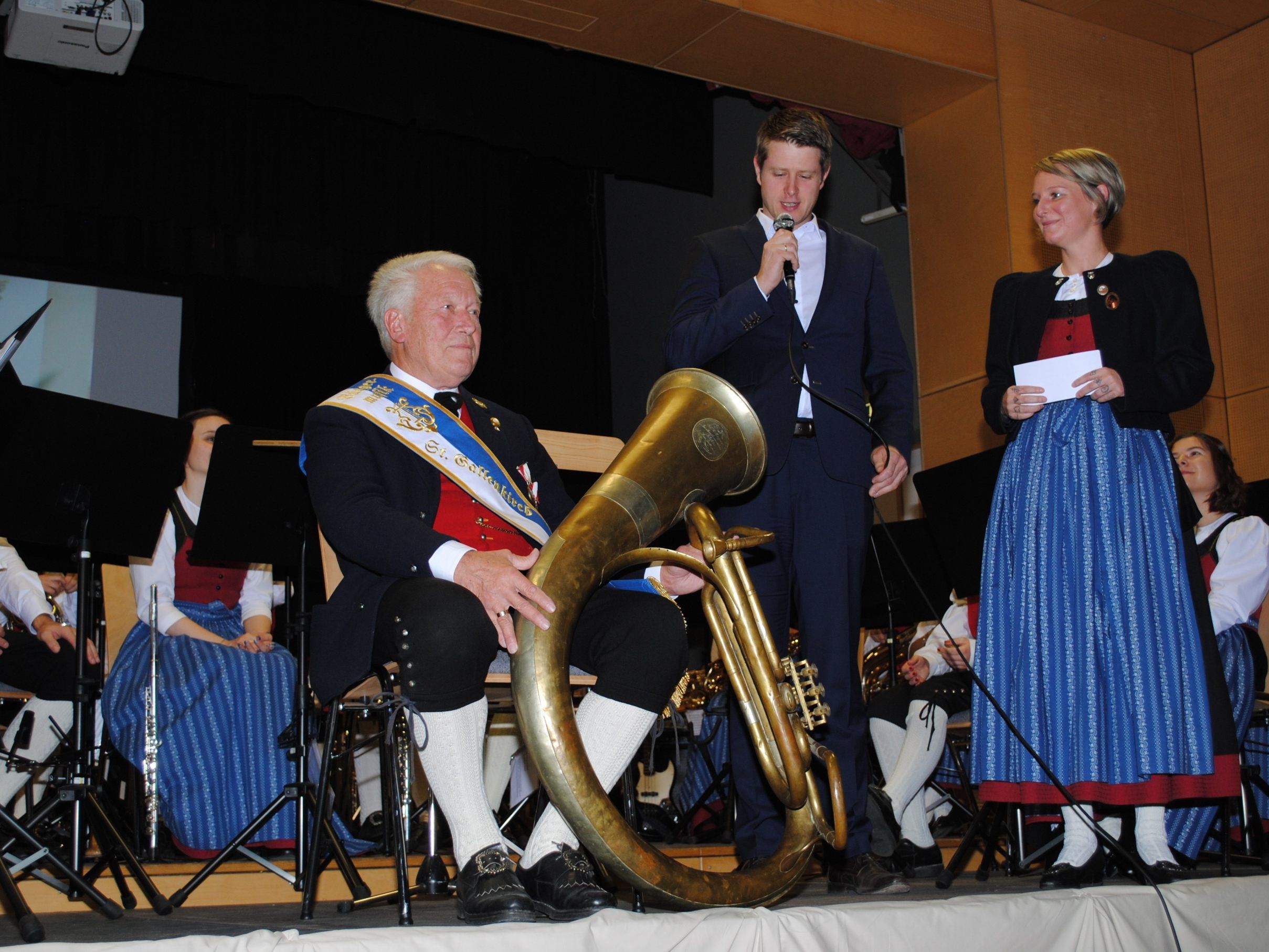 Beim Cäciliakonzert ehrte die Bürgermusik ihren Kameraden Karl Netzer für seine 60 jährige Vereinstreue SW