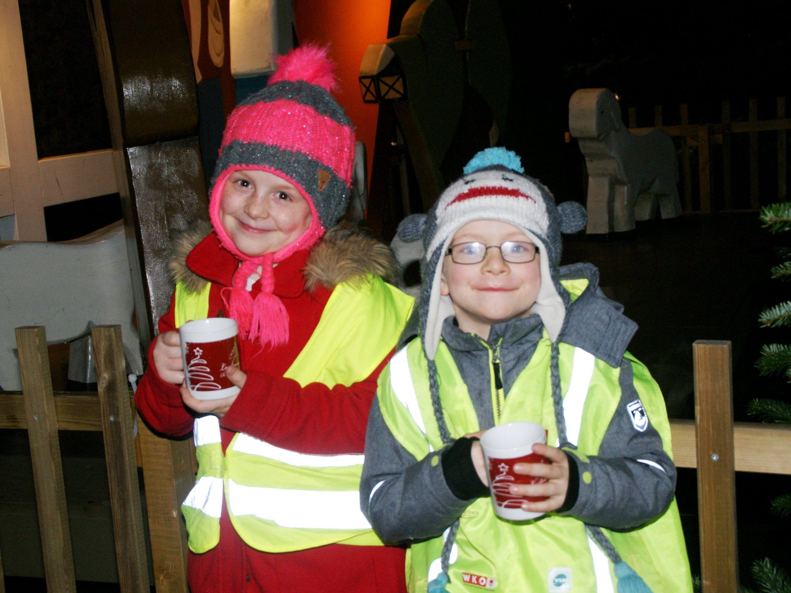 Elina und Sebastian freuen sich aufs Christkind Elina und Sebastian freuen sich aufs Christkind