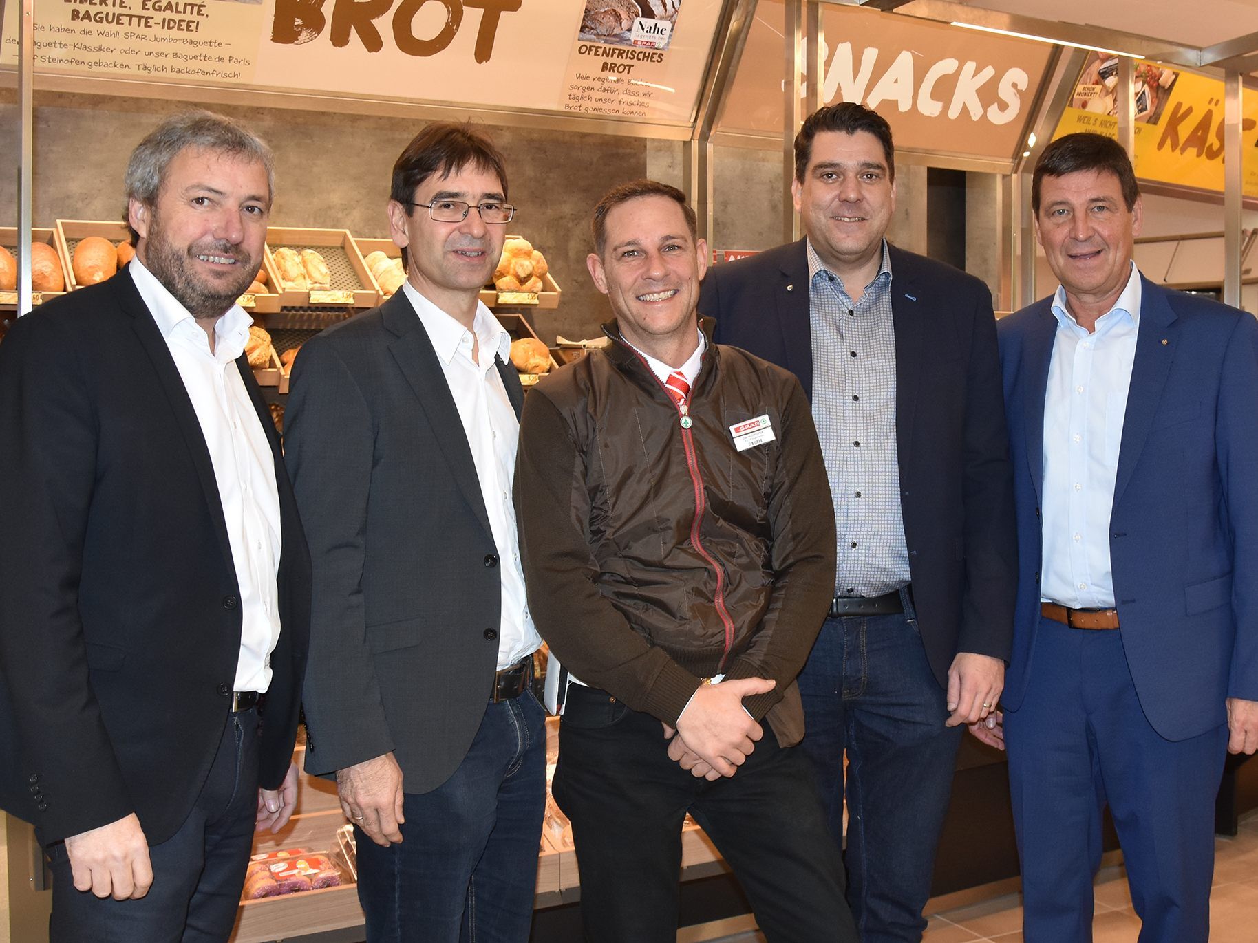 SPAR Geschäftsführer Gerhard Ritter (r.), Vertriebsleiter Thomas Schwärzler (l.) und Prokurist Jürgen Wilhelm (2.vl.) sowie Bürgermeister Harald Köhlmeier (2.vr.) gratulierten SPAR-Kaufmann Daniel Zirovnik zum neu eröffneten Markt. SPAR Geschäftsführer Gerhard Ritter (r.), Vertriebsleiter Thomas Schwärzler (l.) und Prokurist Jürgen Wilhelm (2.vl.) sowie Bürgermeister Harald Köhlmeier (2.vr.) gratulierten SPAR-Kaufmann Daniel Zirovnik zum neu eröffneten Markt.