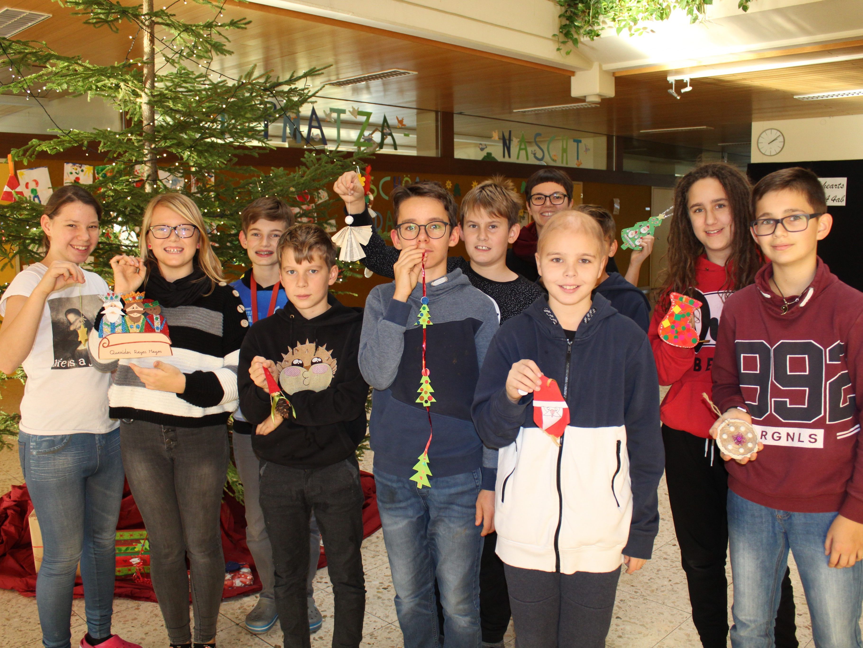 Schüler der 2a mit Christbaumschmuck aus ganz Europa.