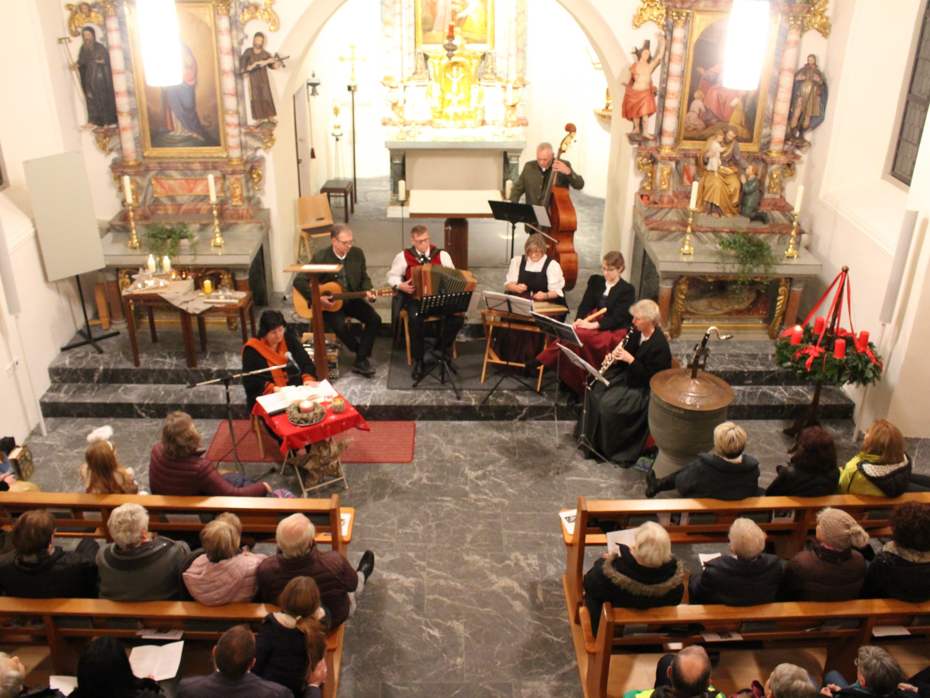 Adventkonzert mit der Stubenmusik und der Mundartautorin Anni Mathes. Adventkonzert mit der Stubenmusik und der Mundartautorin Anni Mathes.