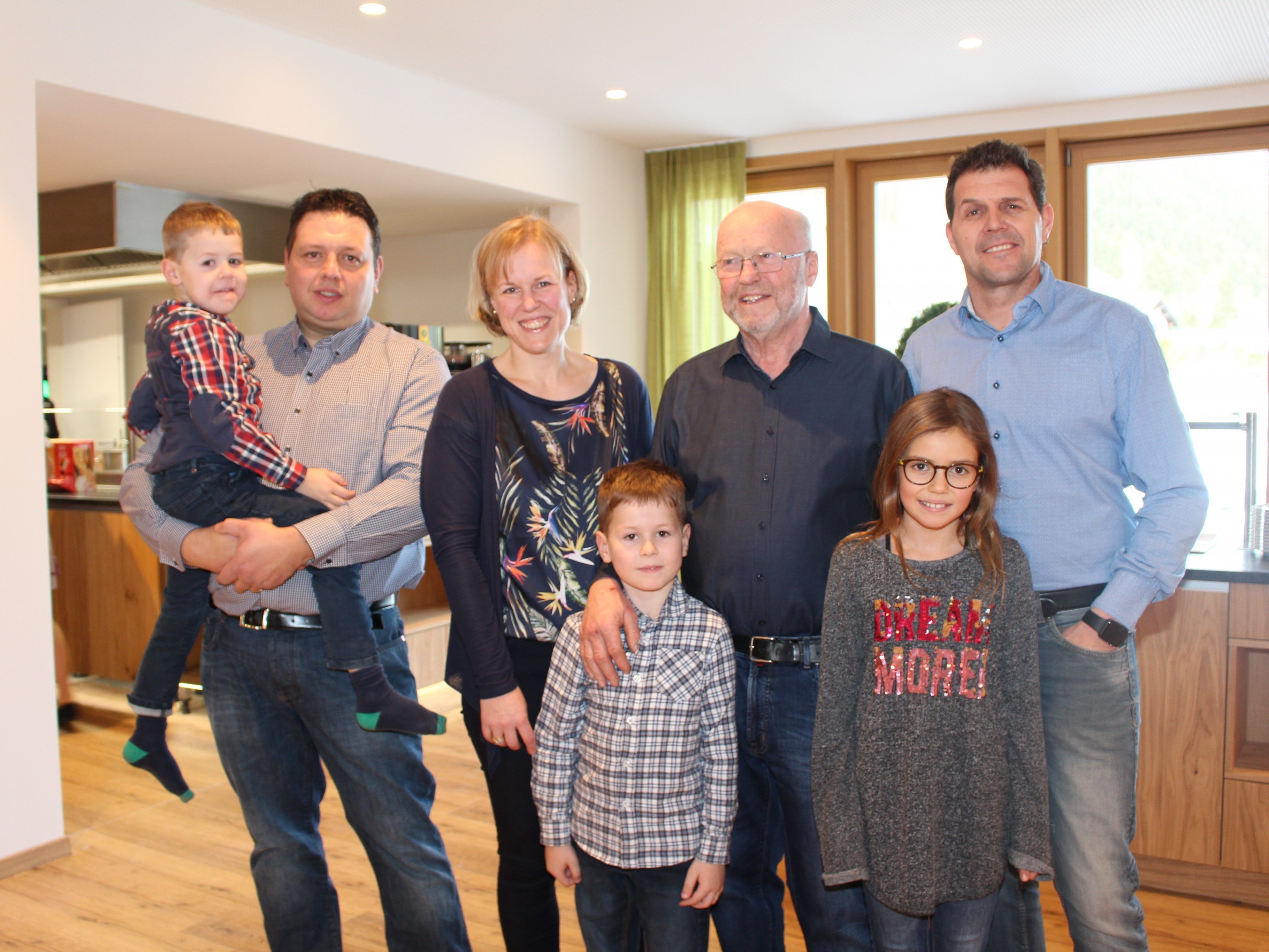 Antonio und Stephanie Battaglia-Huber mit Kindern Davide und Lorenzo, Vater Walter Huber und Bürgermeister Michael Domig mit Laura-Sophie