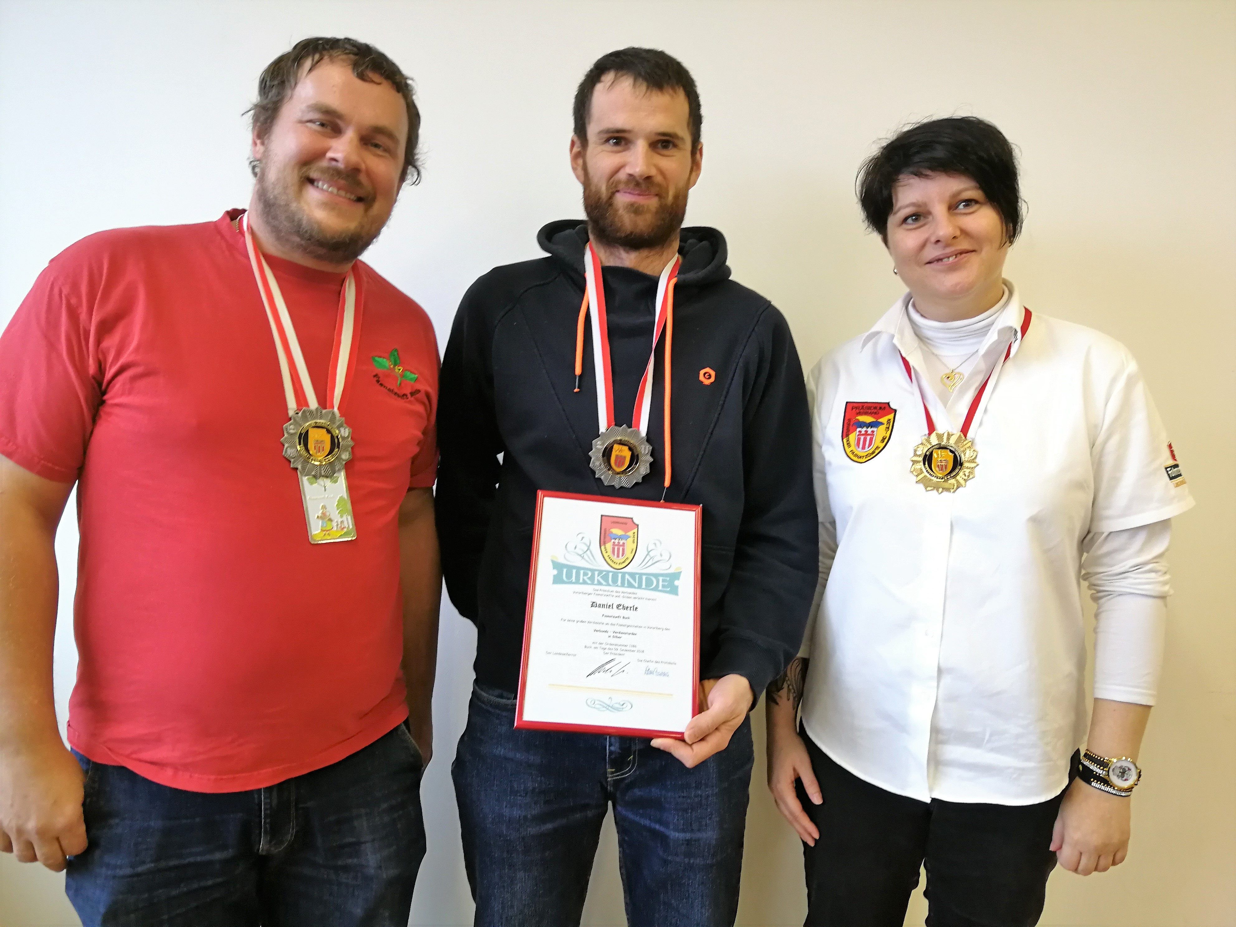 Neo – Silberordensträger Daniel Eberle flankiert von Barbara Lässer (Landesverband) und Zunftmeister Jürgen Winder. Neo – Silberordensträger Daniel Eberle flankiert von Barbara Lässer (Landesverband) und Zunftmeister Jürgen Winder.