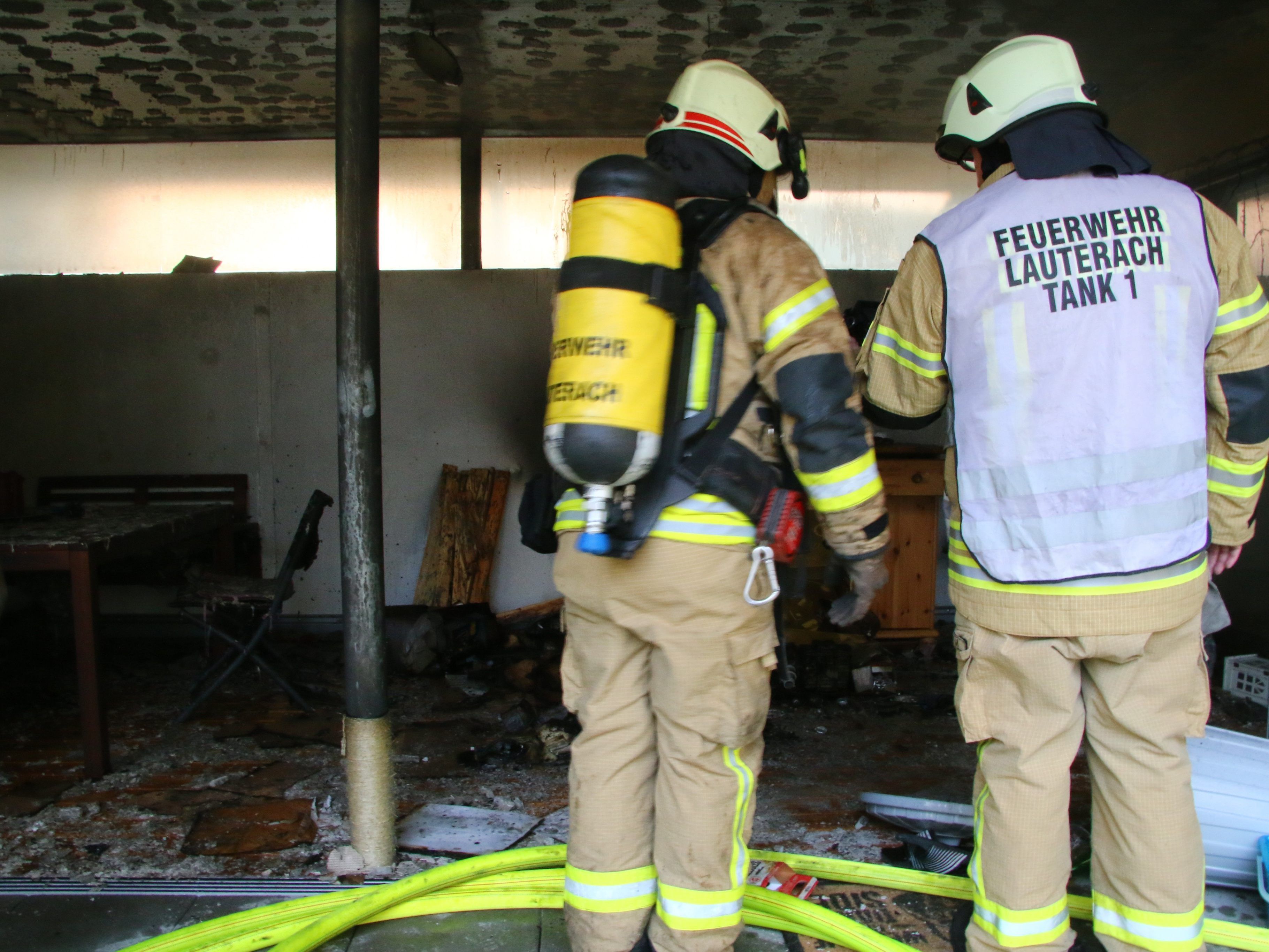 Die Feuerwehr wurde in Lauterach zu einem Zimmerbrand gerufen. Die Feuerwehr wurde in Lauterach zu einem Zimmerbrand gerufen.