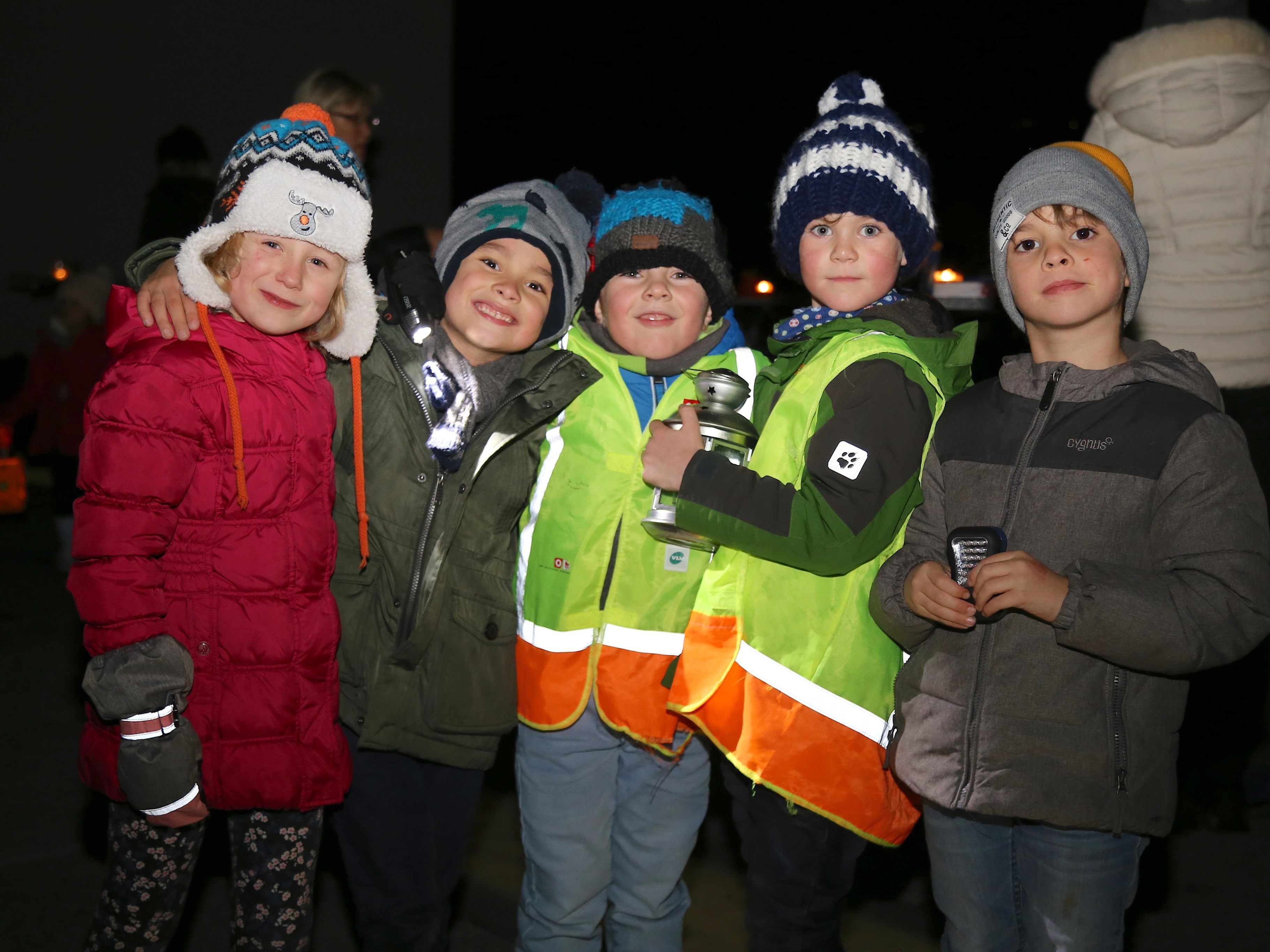 Kamela, Misael, Jonas, Valentin und Pierre hatten Spaß beim Lichterfest.