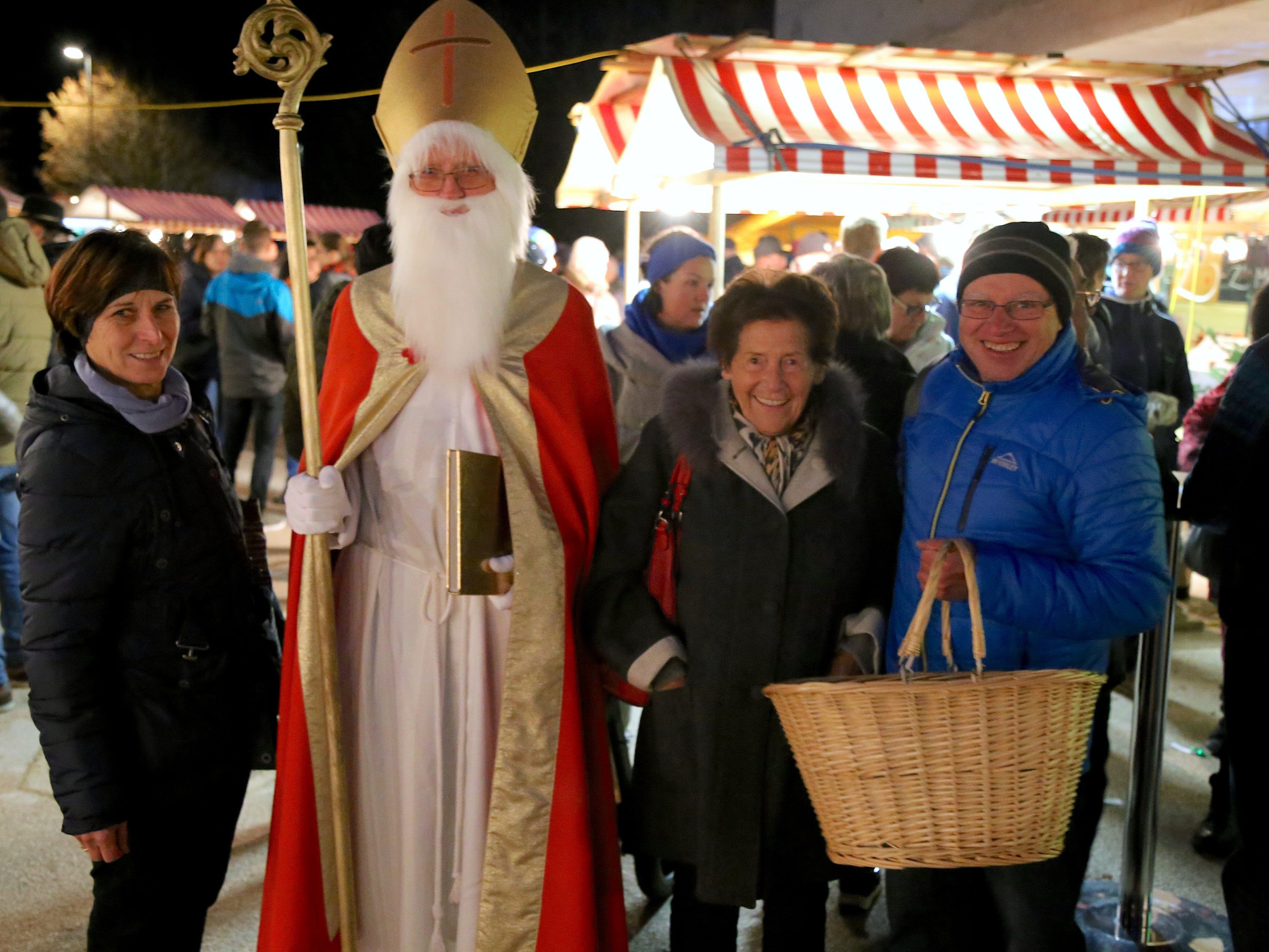 Margit, der Heilige Nikolaus, Ingrid und Thomas vom KPV Tosters. Margit, der Heilige Nikolaus, Ingrid und Thomas vom KPV Tosters.