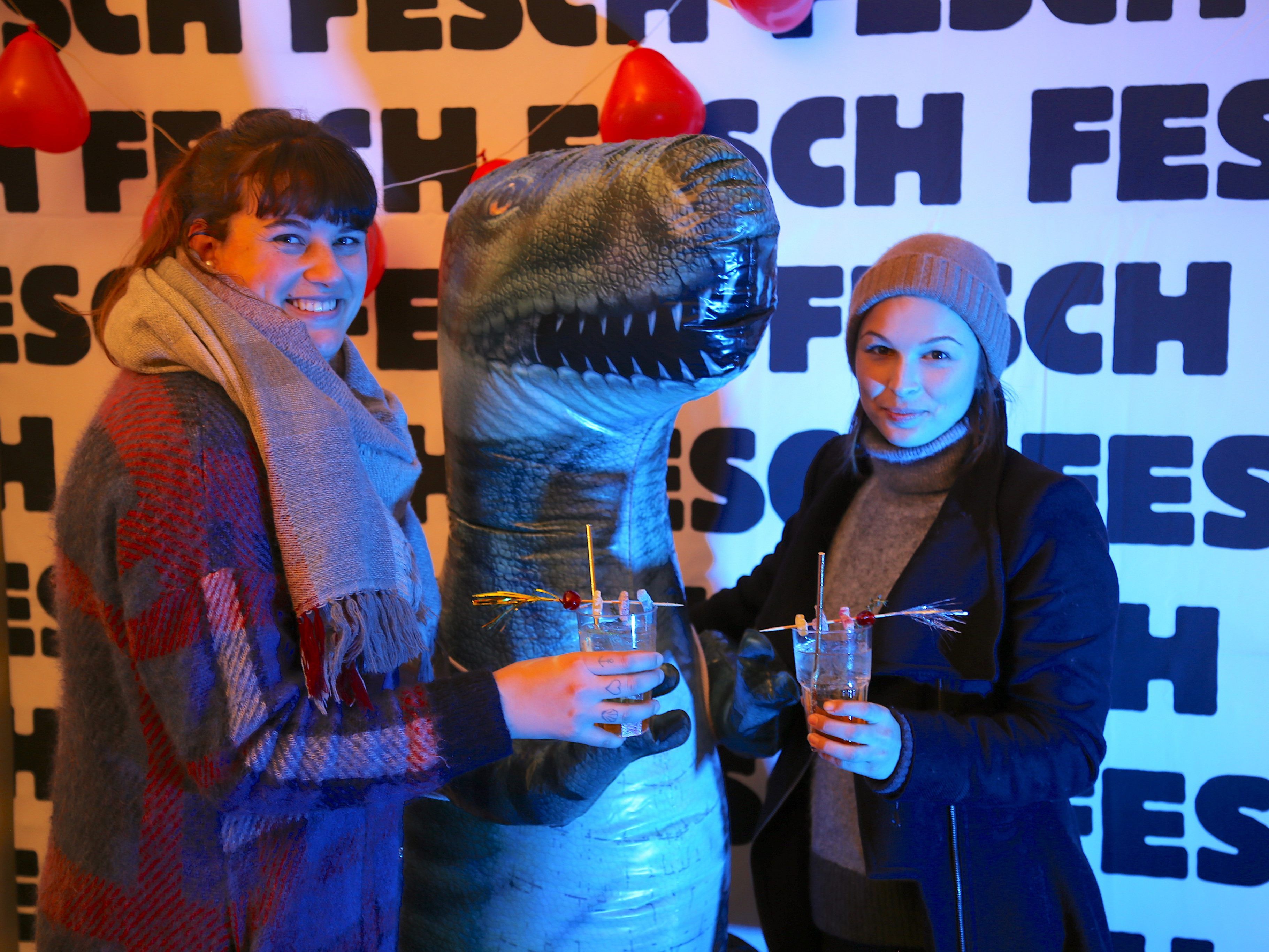 Anja und Yasmin mit einem feschen T-Rex.