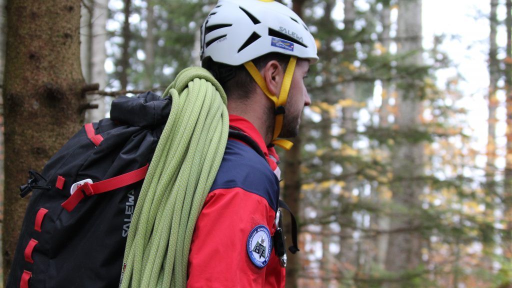 Beamte der Alpinpolizei und Polizeischüler durchkämmten das teils sehr steile Gebiet. Beamte der Alpinpolizei und Polizeischüler durchkämmten das teils sehr steile Gebiet.