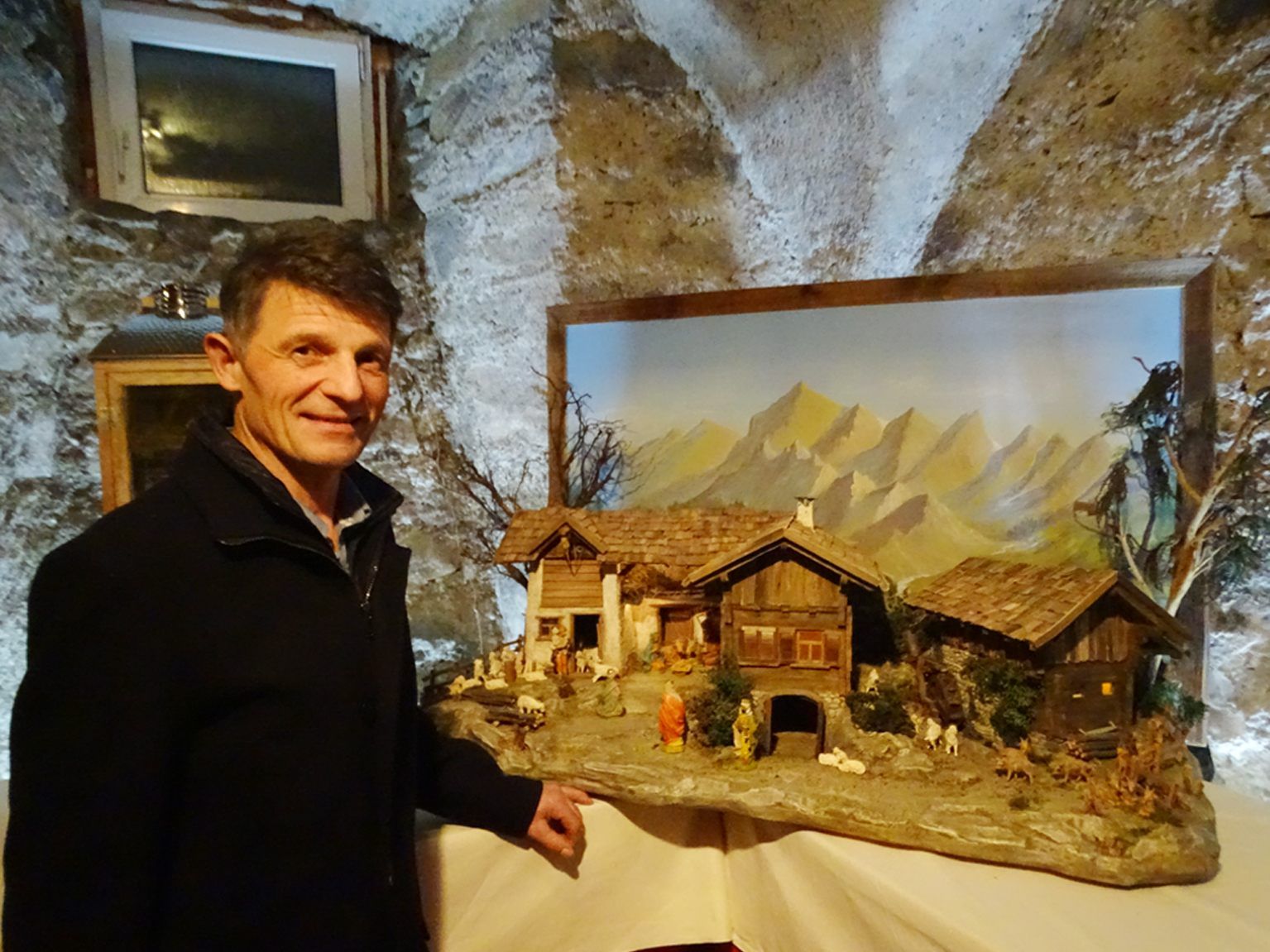 Krippenbaumeister Franz-Marco Sauer zeigte eine heimatliche Krippe. Krippenbaumeister Franz-Marco Sauer zeigte eine heimatliche Krippe.