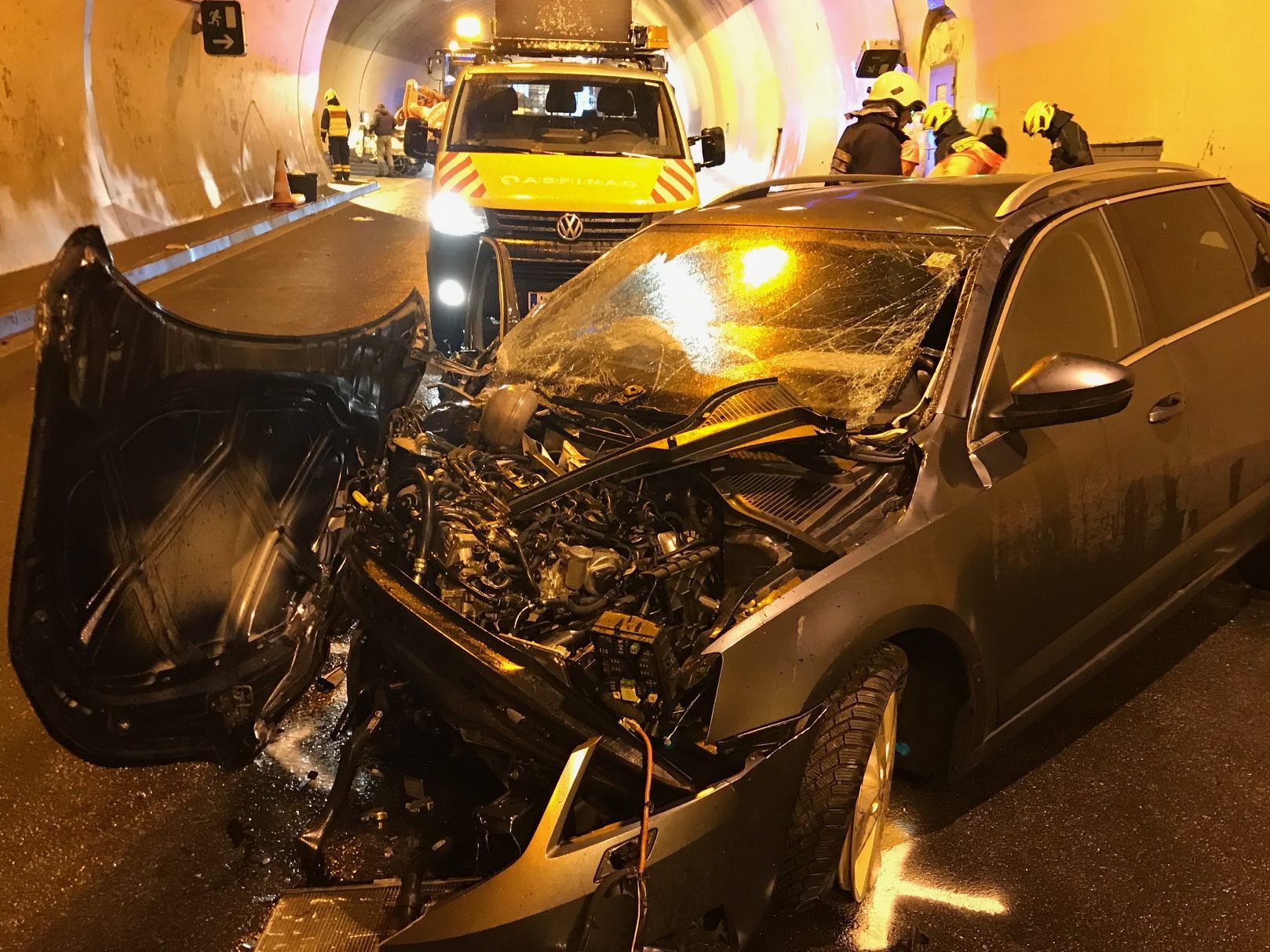 Entgegenkommendes Auto kollidierte mit Unfallauto - Zwei Verletzte. Entgegenkommendes Auto kollidierte mit Unfallauto - Zwei Verletzte.
