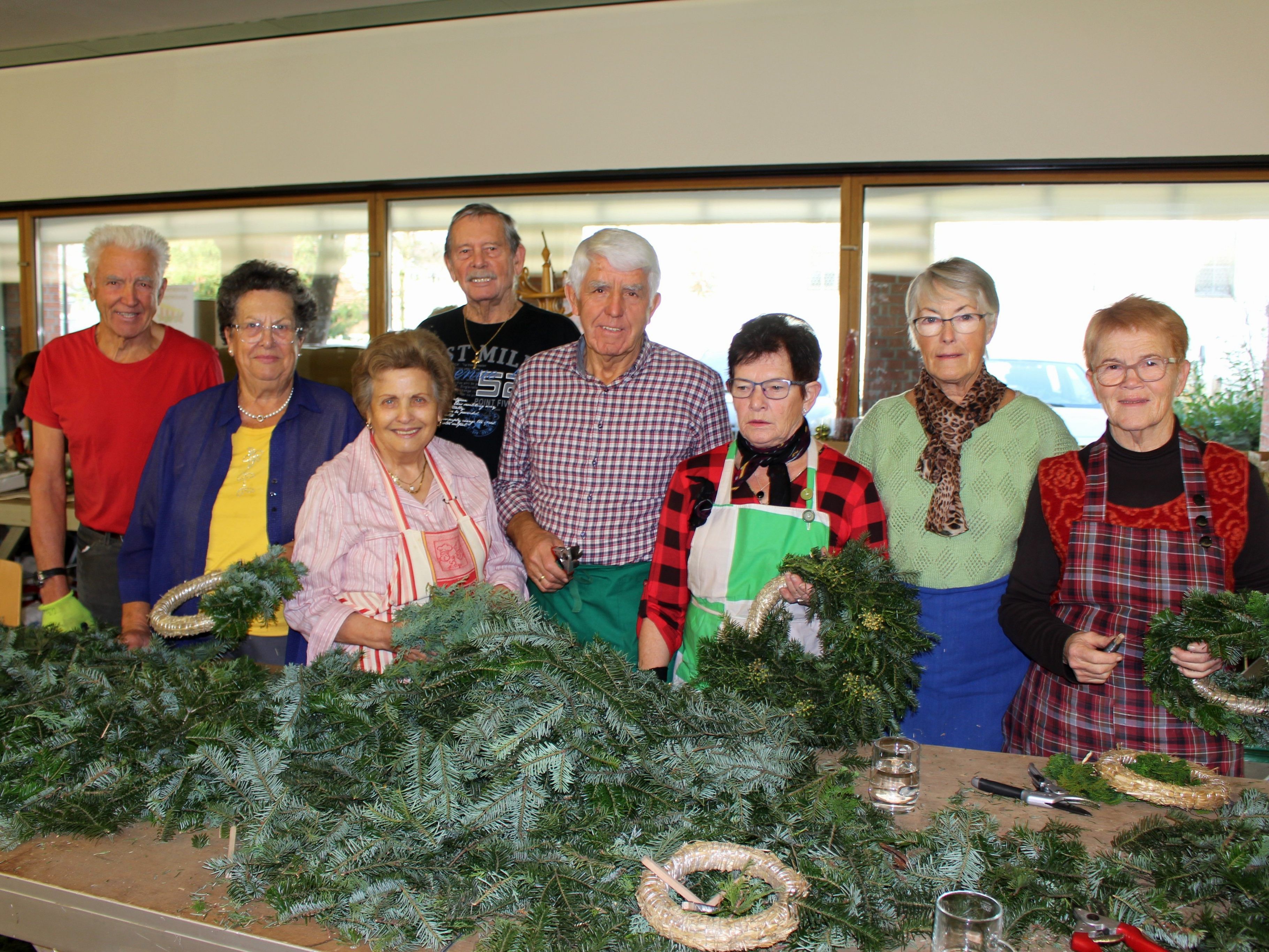 Zahlreiche Frauen und Männer waren bei der traditionellen „Adventkranzwoche“ des Missionskreises jedes Jahr wieder fleißig an der Arbeit.