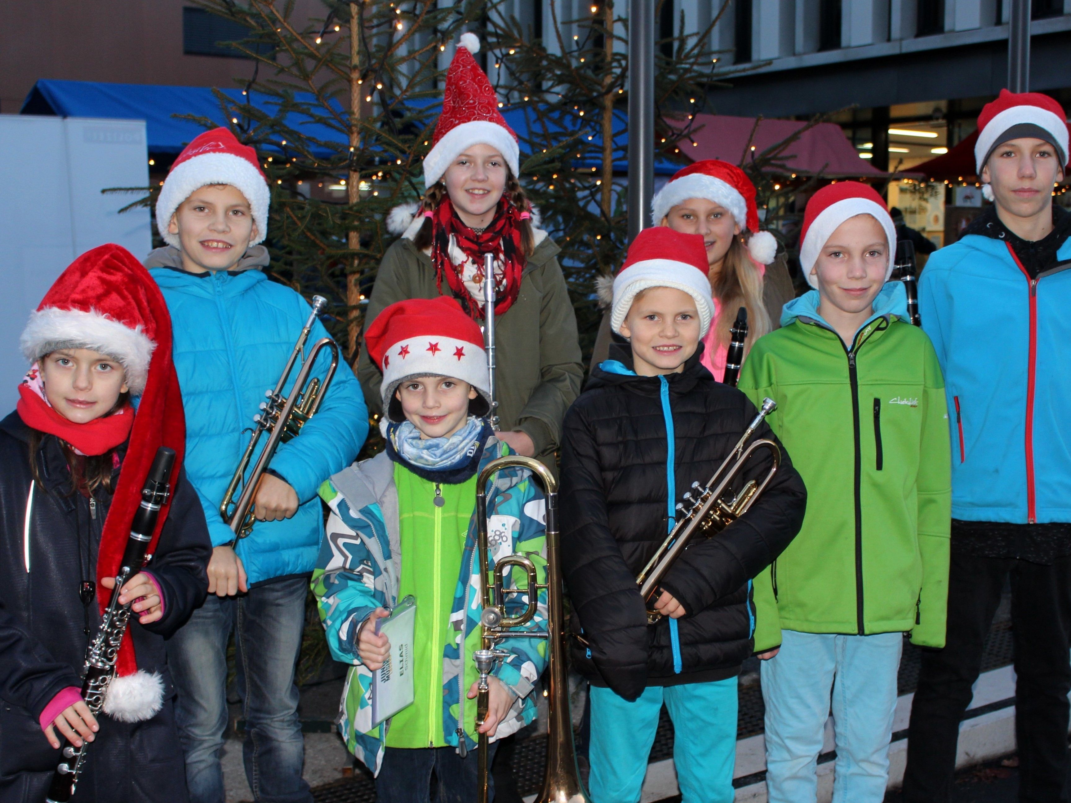 Vielfältige Adventstimmung auf dem prächtigen „Weihnachtsmarkt“ auf dem neuen Dorfplatz vor dem Gemeindehaus.