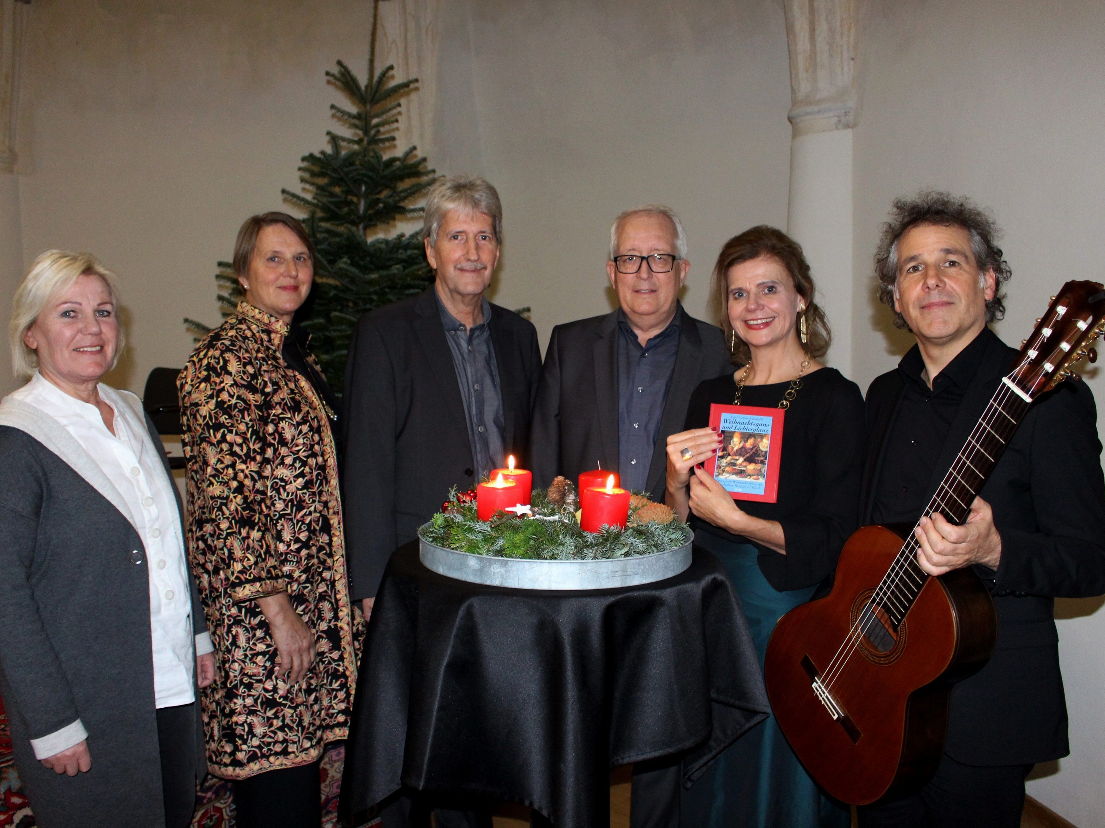 Schloss Hofener Advent: Maria Kogler, Gertrud Le Ricque-Wohlgenannt und Manfred Obexer (Kulturausschuss), Bgm. Michael Simma, Renate Bauer (Rezitation) und Alexander Swete (Gitarre). Schloss Hofener Advent: Maria Kogler, Gertrud Le Ricque-Wohlgenannt und Manfred Obexer (Kulturausschuss), Bgm. Michael Simma, Renate Bauer (Rezitation) und Alexander Swete (Gitarre).