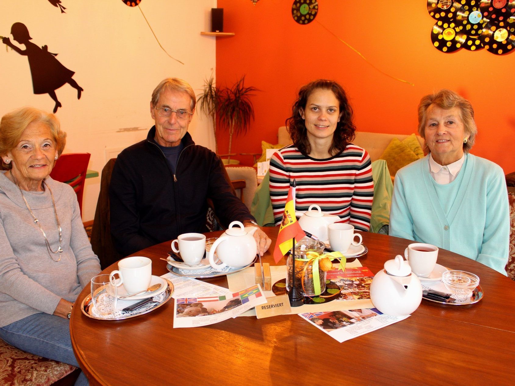 Willkommene Begegnung und abwechslungsreiche Unterhaltung im „Sprachencafe“ im Brockenhaus Leiblachtal bei „Englisch – Spanisch – Deutsch“. Der nächste Termin ist am 15. Dezember um 9.30 Uhr.