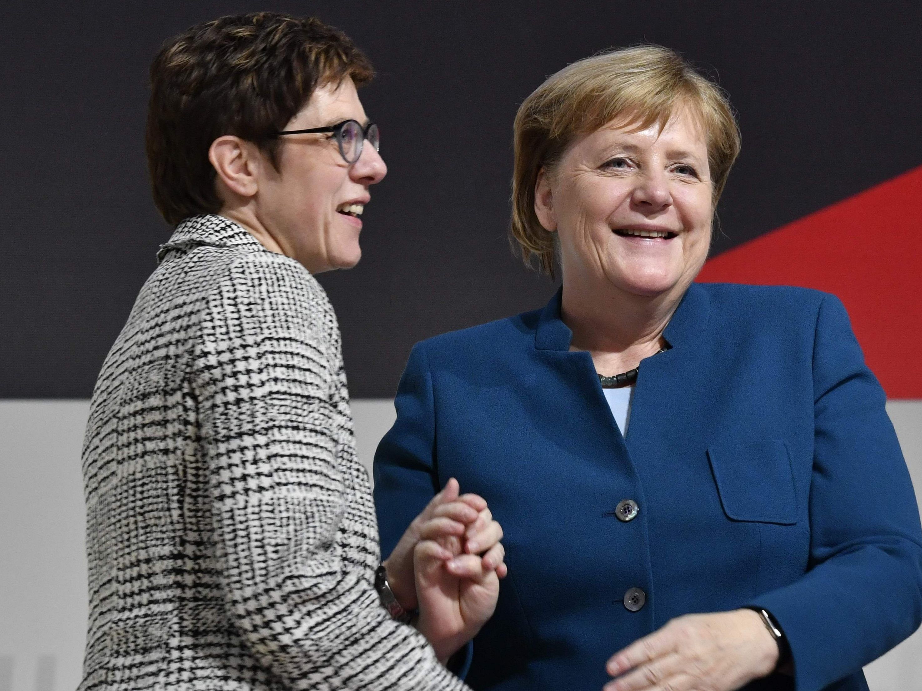 Kanzlerin Merkel mit ihrer Nachfolgerin als Parteivorsitzende der CDU - Annegret Kramp-Karrenbauer. Kanzlerin Merkel mit ihrer Nachfolgerin als Parteivorsitzende der CDU - Annegret Kramp-Karrenbauer.