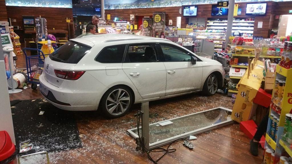 Der 32-Jährige krachte in den Tankstellenshop. Der 32-Jährige krachte in den Tankstellenshop.