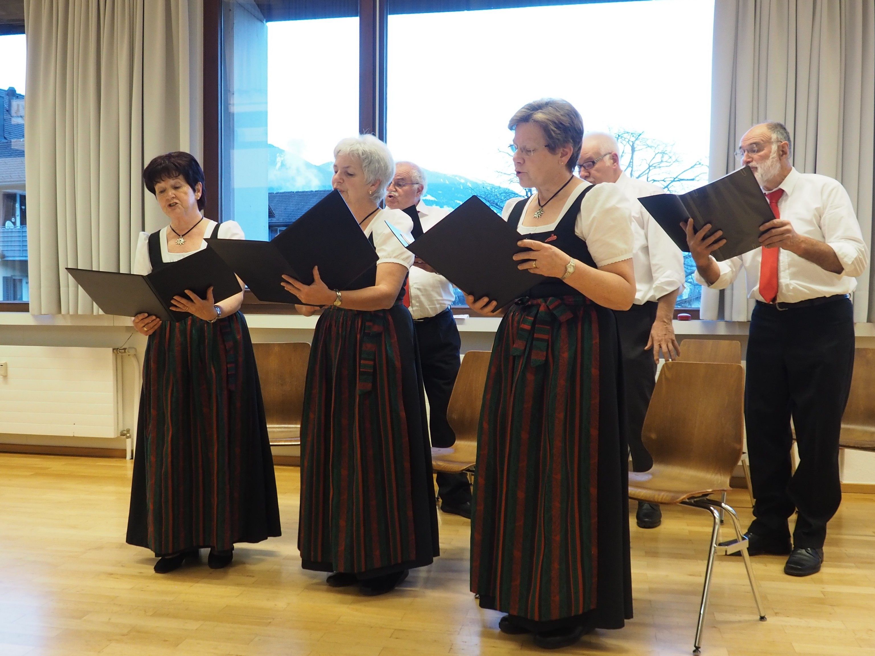 Schöner Chorgesang mit dem Gampelüner Dreigesang und "Die Drei". Schöner Chorgesang mit dem Gampelüner Dreigesang und "Die Drei".