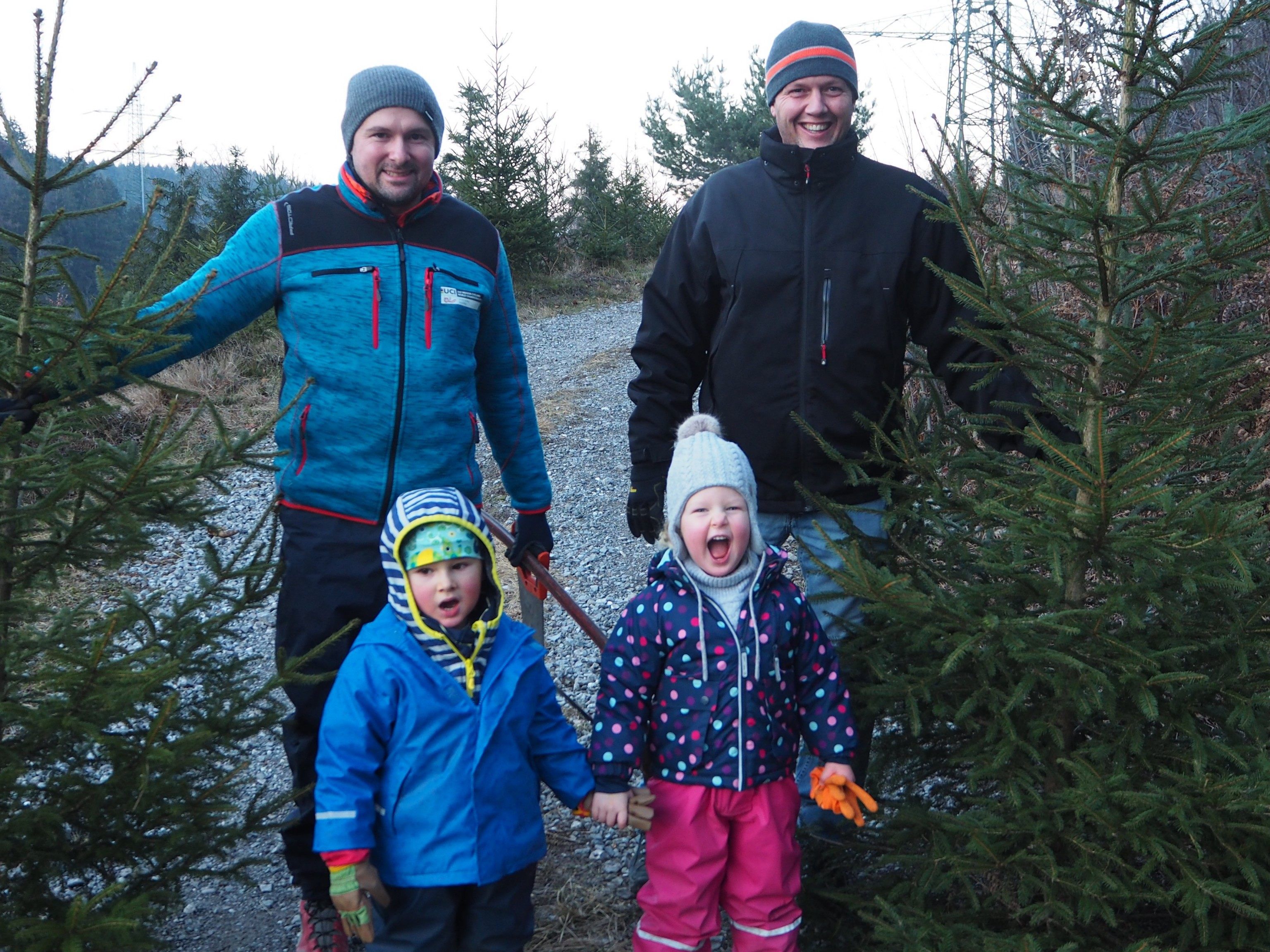 Väter Jürgen und Klaus mit Elias und Anna Väter Jürgen und Klaus mit Elias und Anna