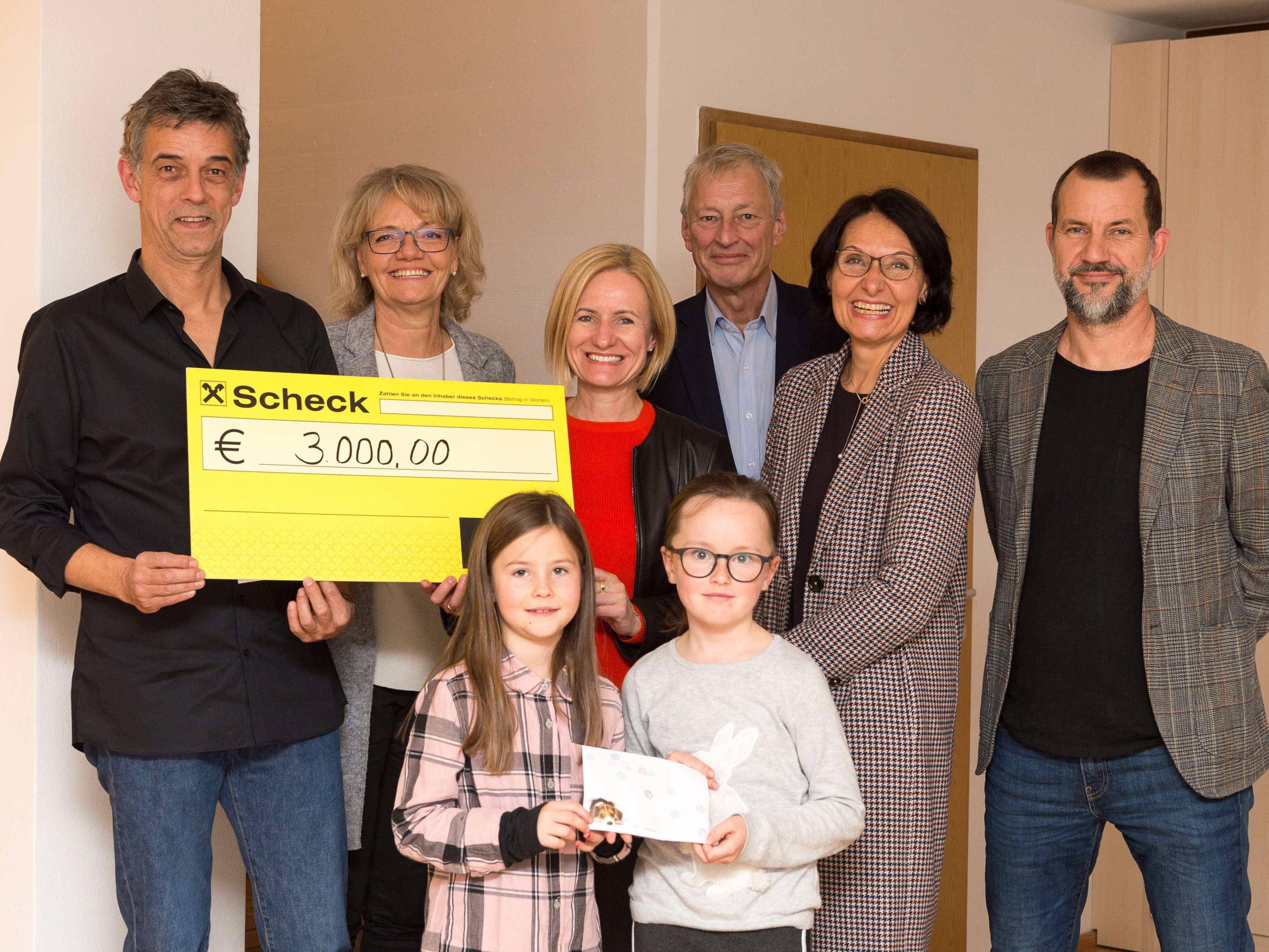 Julia Brunner-Böhler überbrachte die großzügige Spende im Rahmen der Eröffnung der Familiären Wohngruppe im Kinderdorf Kronhalde. Julia Brunner-Böhler überbrachte die großzügige Spende im Rahmen der Eröffnung der Familiären Wohngruppe im Kinderdorf Kronhalde.