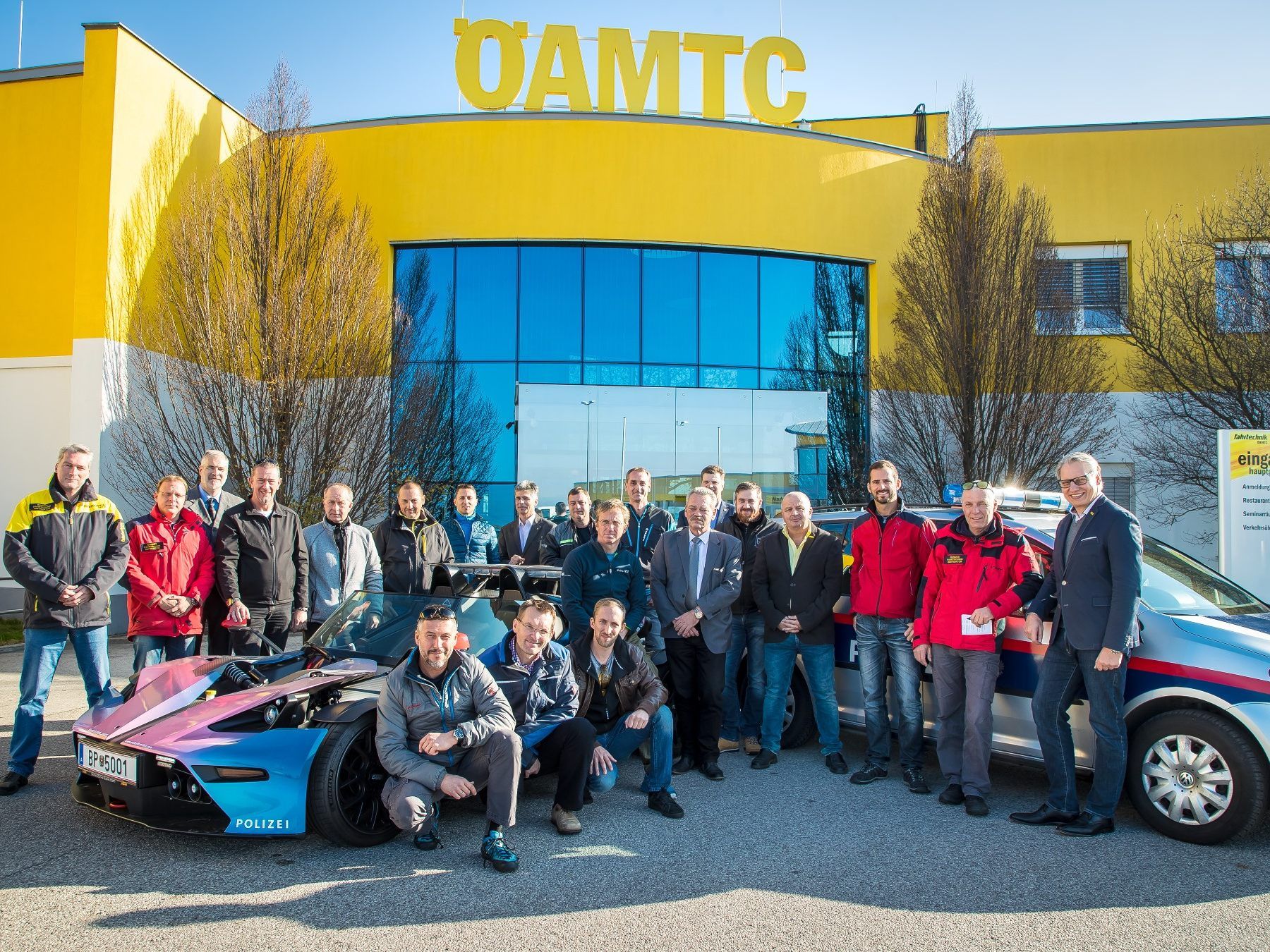 Oberst Heinz Hirschbeck (Bildmitte) und Gerhard Blümel (rechts daneben), sowie Gruppeninspektor Georg Gruber (dahinter) mit den ersten 13 Absolventen und Instruktoren der ÖAMTC Fahrtechnik. Oberst Heinz Hirschbeck (Bildmitte) und Gerhard Blümel (rechts daneben), sowie Gruppeninspektor Georg Gruber (dahinter) mit den ersten 13 Absolventen und Instruktoren der ÖAMTC Fahrtechnik.