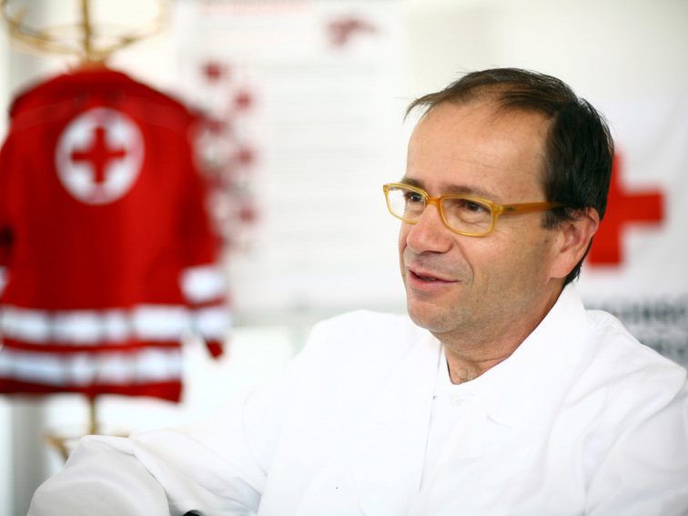 Univ. Prof. Dr. Wolfgang Schreiber vom Österreichischen Roten Kreuz weist auf die Erste-Hilfe-Tipps zu Silvester hin. Univ. Prof. Dr. Wolfgang Schreiber vom Österreichischen Roten Kreuz weist auf die Erste-Hilfe-Tipps zu Silvester hin.