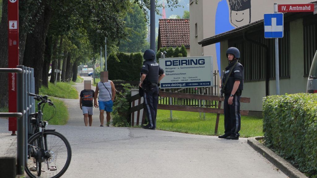 Polizeibeamte waren mit Schutzausrüstung im Einsatz und sperrte die Zufahrt zum Einsatzort. Polizeibeamte waren mit Schutzausrüstung im Einsatz und sperrte die Zufahrt zum Einsatzort.