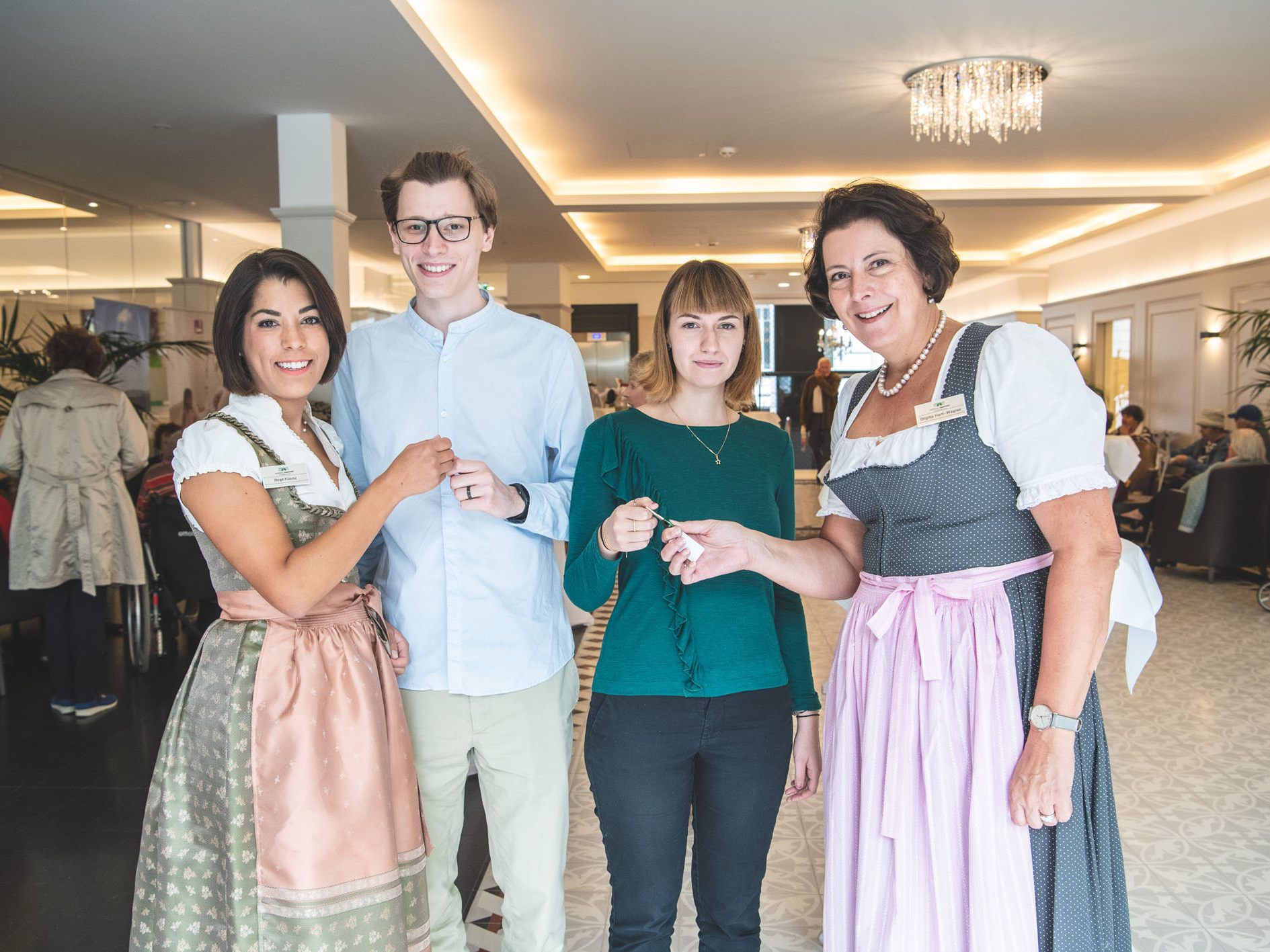 Die beiden Studenten unterstützen die Senioren in ihrem Alltag.