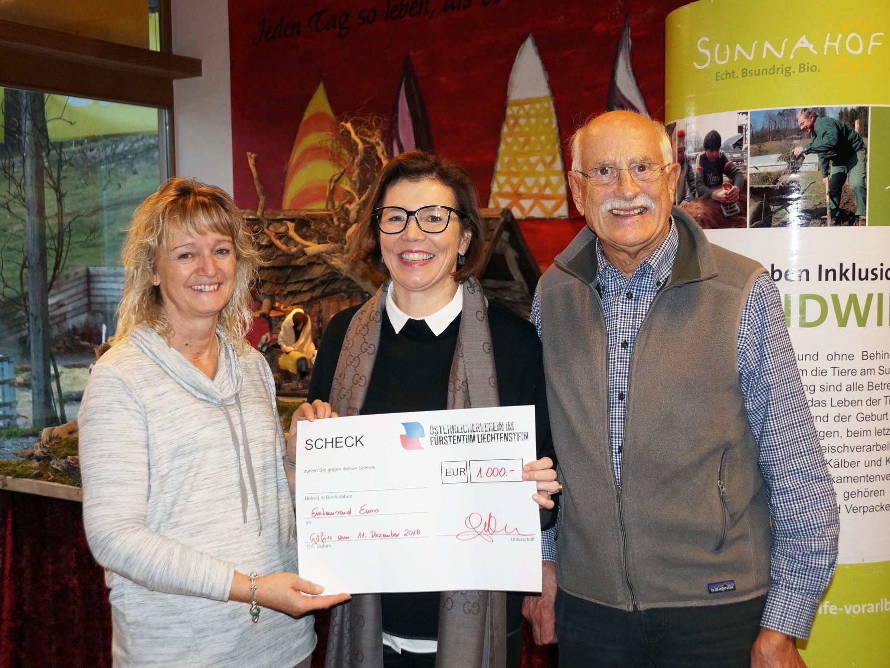 Sabine Lampert (Sunnahof) übernahm die Spende von Gunda Fahrnberger (Österreicherverein im Fürstentum Liechtenstein) und Horst Zimmermann (v.l.). Sabine Lampert (Sunnahof) übernahm die Spende von Gunda Fahrnberger (Österreicherverein im Fürstentum Liechtenstein) und Horst Zimmermann (v.l.).