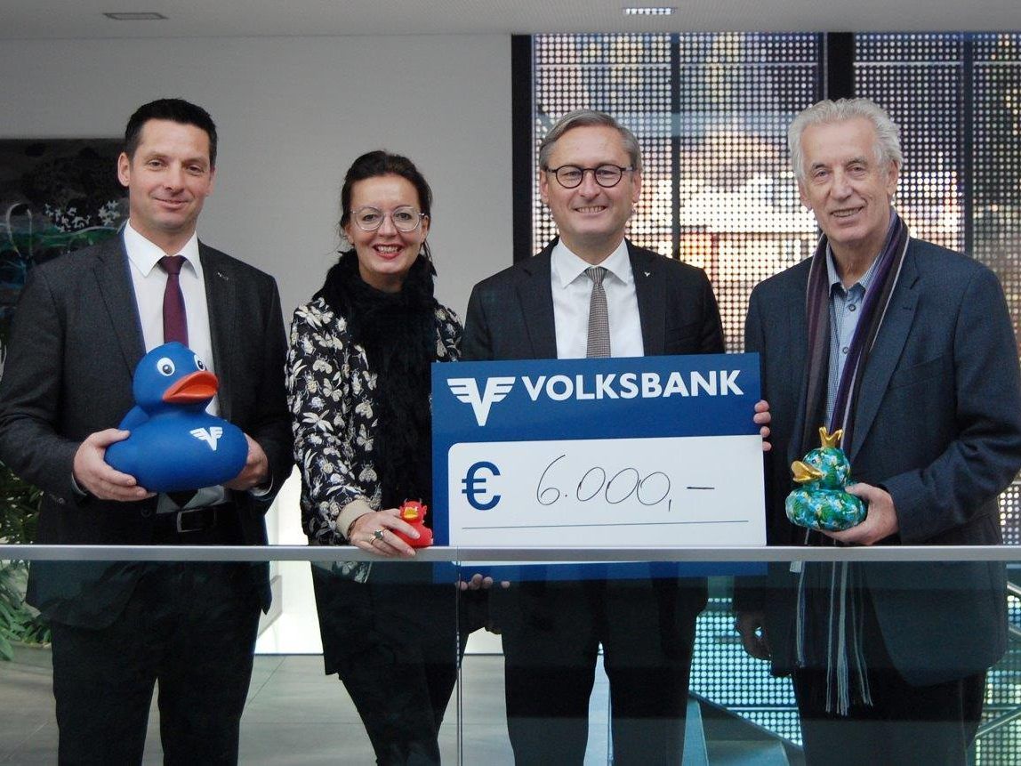 Spende der Volksbank an „Netz für Kinder“. Bild v.li.: Hubert Entner, Conny Amann, Gerhard Hamel und Hubert Löffler.