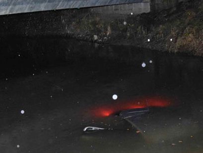 Das Auto ging komplett im Steinenbach unter - Der Polizist sprang hinterher. Das Auto ging komplett im Steinenbach unter - Der Polizist sprang hinterher.