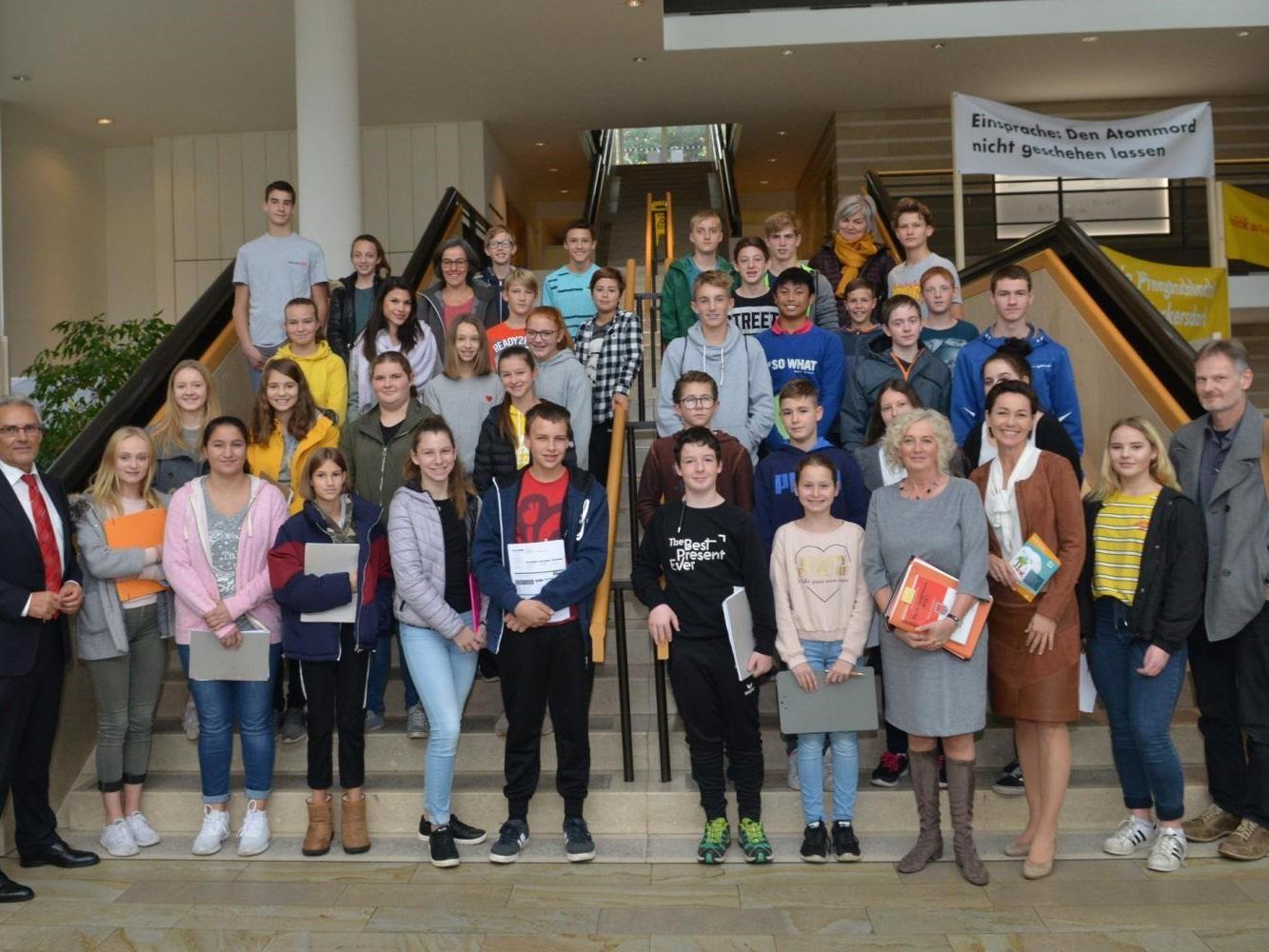 lberschwender Mittelschüler mit LR Katharina Wiesflecker, LT-Vizepräsidentin Martina Rüscher, Anton Dür, Kurt Bereuter und den Lehrerinnen Petra Raid und Annette Fruhmann.