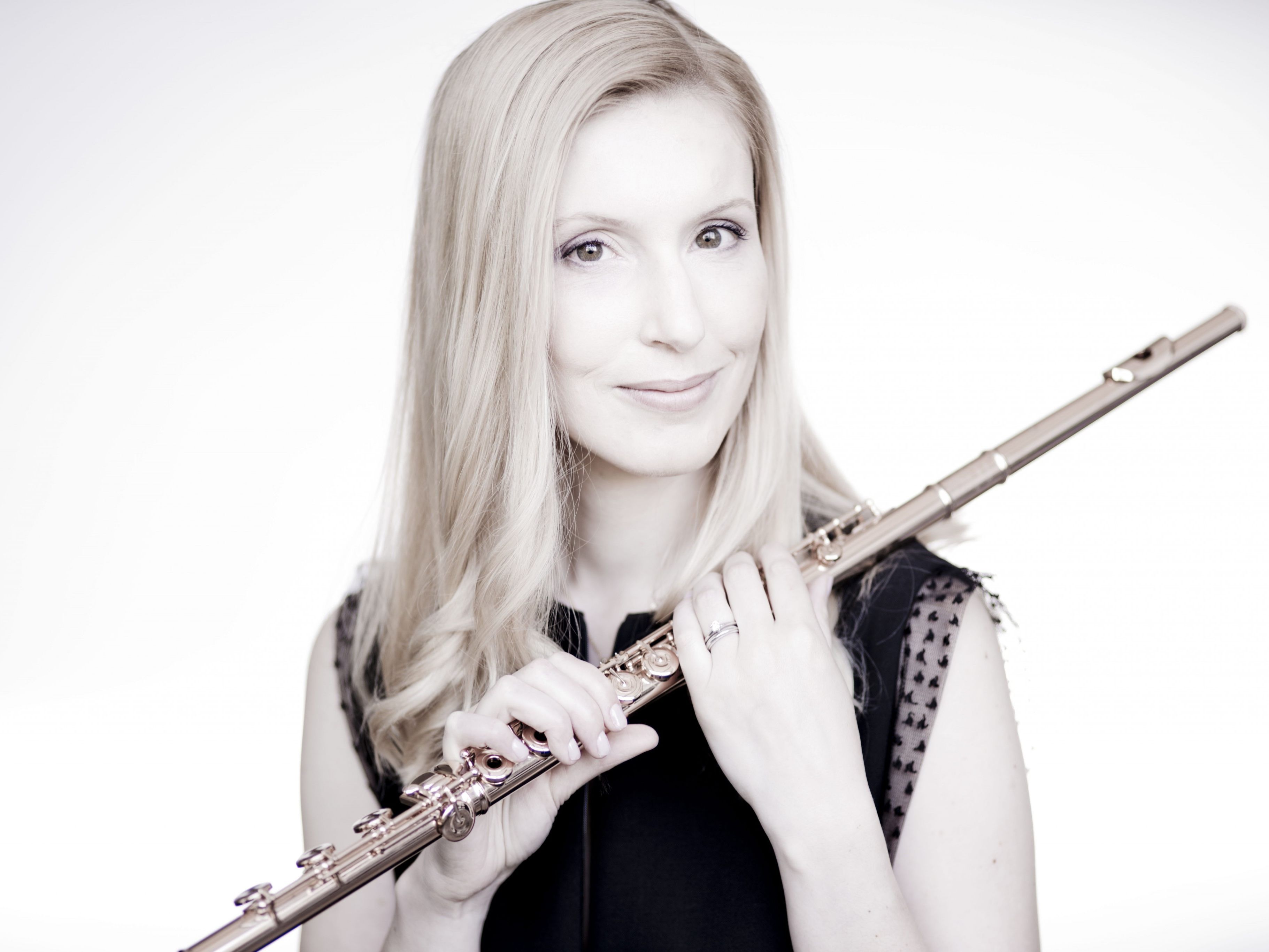 Die französische Flötistin Nolwenn Bargin arbeitet regelmäßig mit großen Orchestern wie den Berliner Philharmonikern zusammen. Seit 2017 leitet sie die Flötenklasse am Vorarlberger Landeskonservatorium. Die französische Flötistin Nolwenn Bargin arbeitet regelmäßig mit großen Orchestern wie den Berliner Philharmonikern zusammen. Seit 2017 leitet sie die Flötenklasse am Vorarlberger Landeskonservatorium.