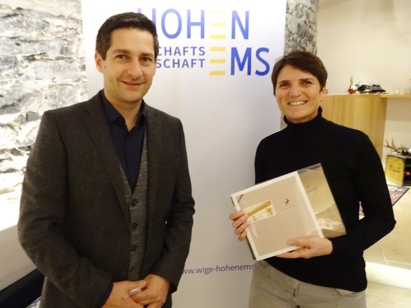 WIGE-Obmann Gunther Fenkart gratulierte Evelyn Mattei zum Hauptpreis. WIGE-Obmann Gunther Fenkart gratulierte Evelyn Mattei zum Hauptpreis.