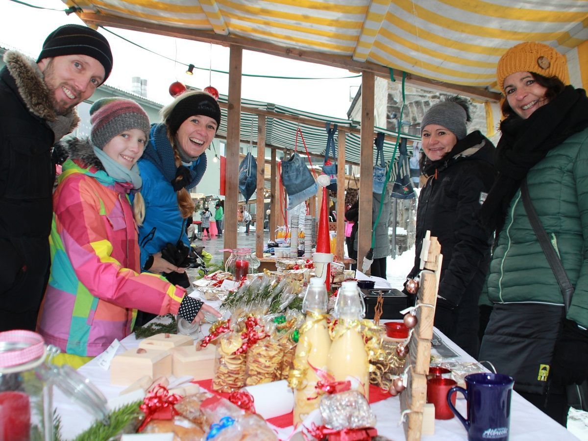 Viel Trubel an den schönen Marktständen.