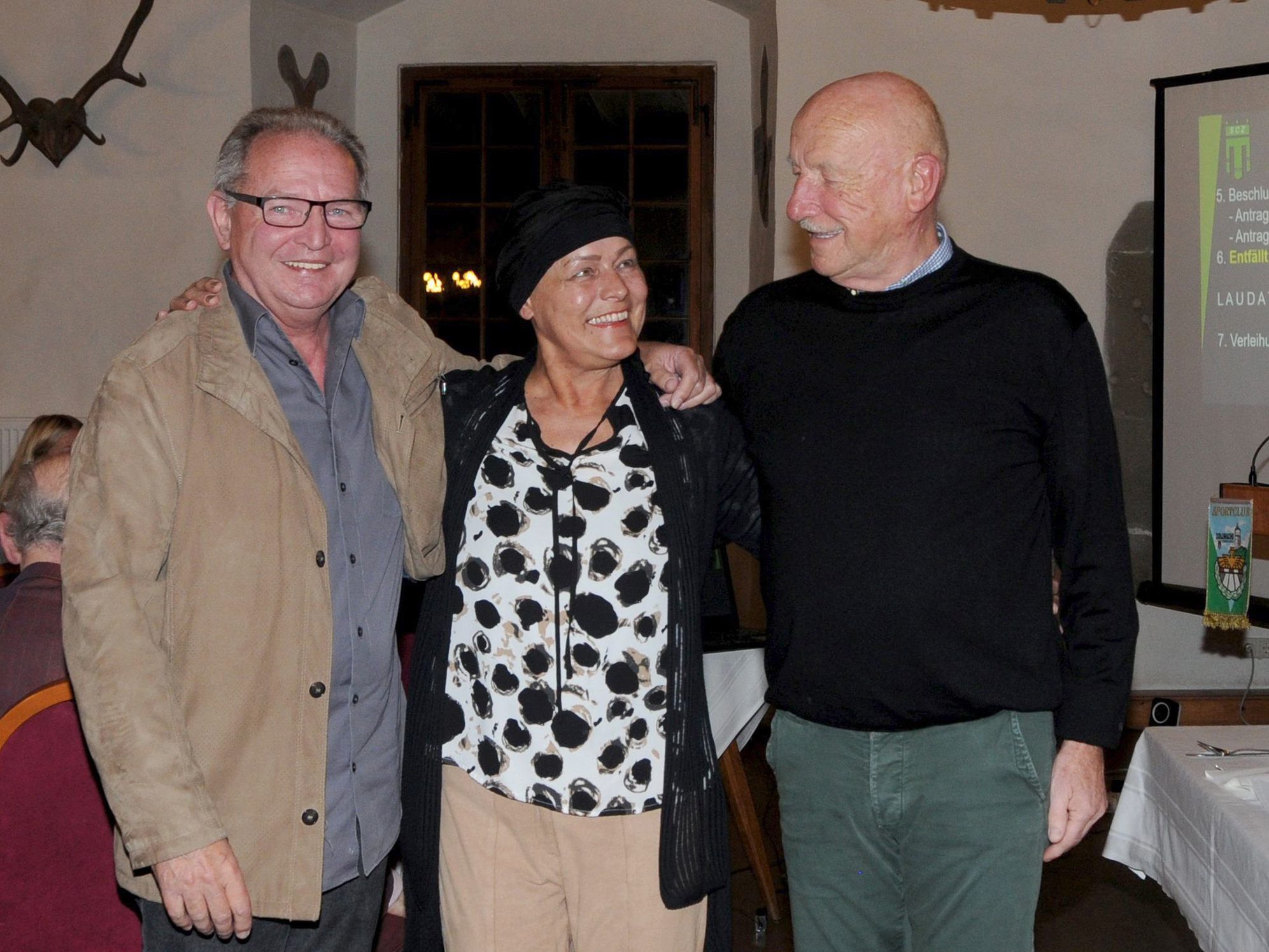 Der neue Präsident Wolfgang Efferl mit Margit und Bertl Maurer. Der neue Präsident Wolfgang Efferl mit Margit und Bertl Maurer.