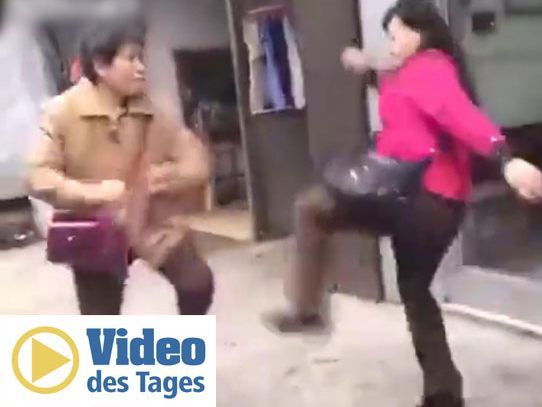 Es hagelt Tritte auf offener Straße.
