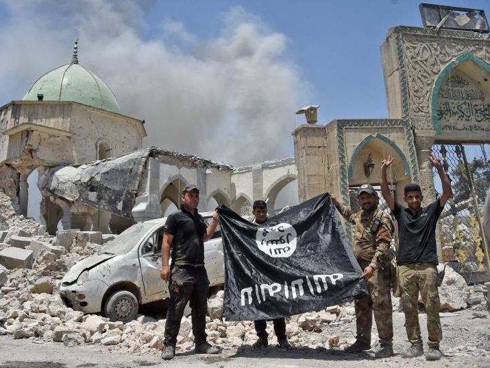 Am 2. Jänner 2014 beginnen Extremisten damit, zahlreiche Viertel und öffentliche Gebäude im Irak unter ihre Kontrolle zu bringen. Unter den Kürzeln ISIS, ISIL und IS wird ihr Terrorregime bekannt.