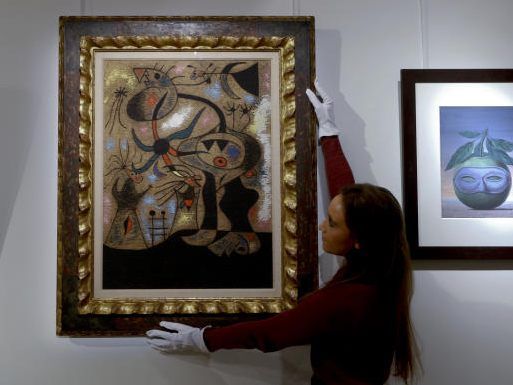 Eine Mitarbeitern des Auktionshauses Christie's hängt ein Bild des spanischen Malers Joan Miro um. Miros Todestag jährt sich heute zum 35. Mal.