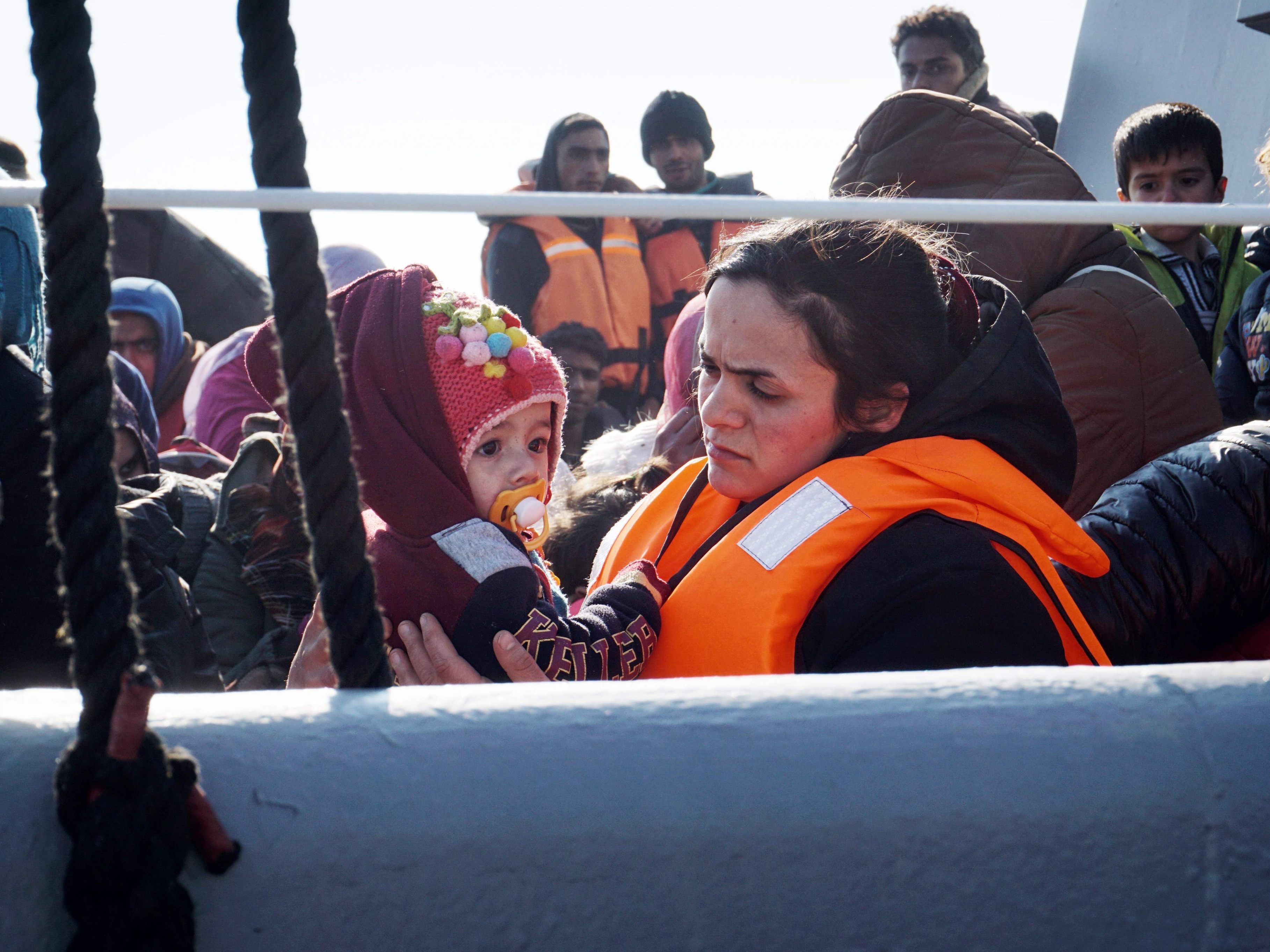 Eine Mutter und ihr Kind erreichen die griechische INsel Lesnos auf einem Boot der griechischen Küstenwache.