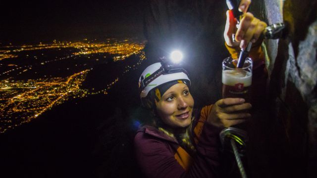 Kletterer können in luftiger Höhe jetzt ein kühles Bier genießen. Kletterer können in luftiger Höhe jetzt ein kühles Bier genießen.