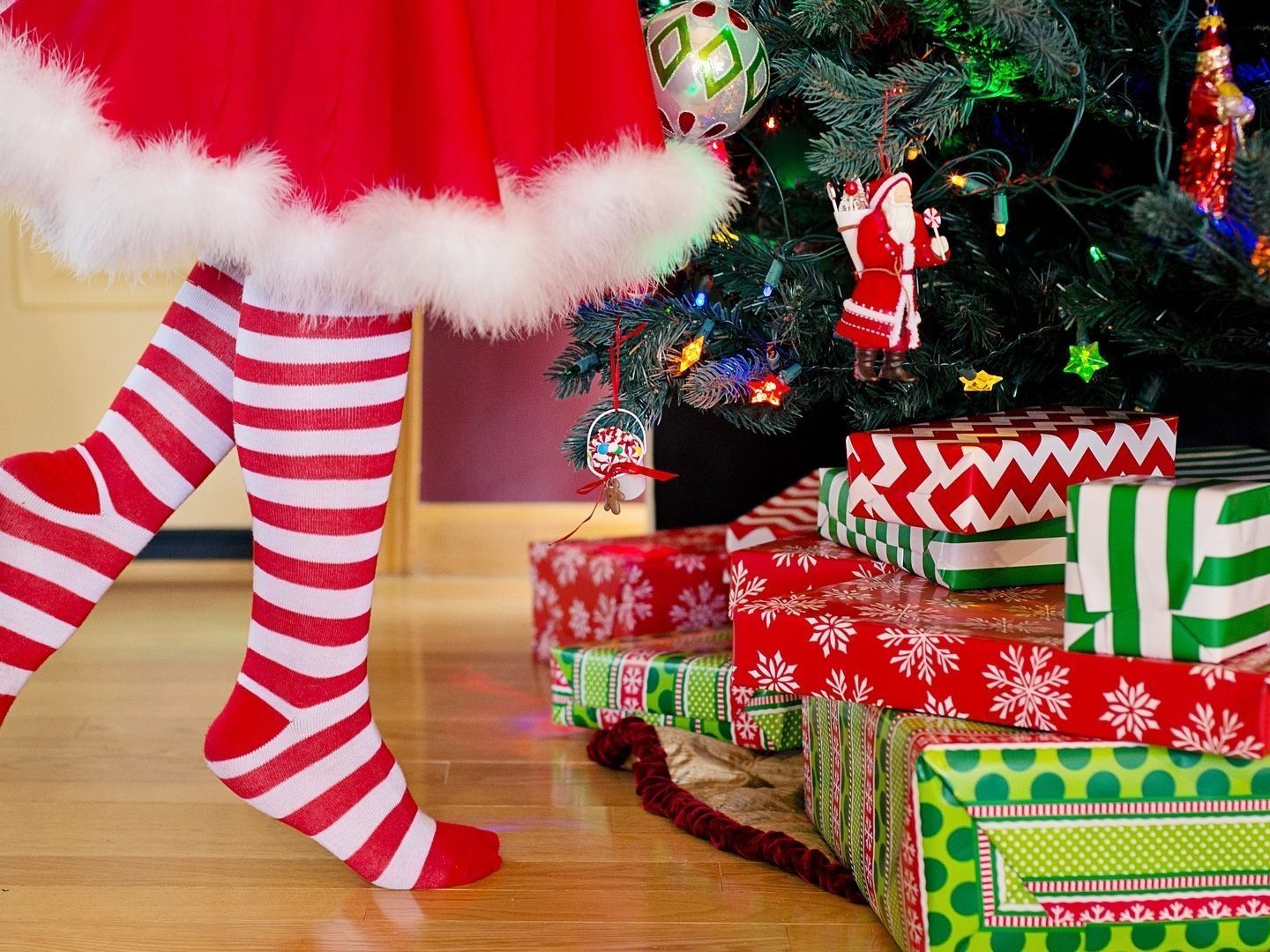 Kinder freuen sich auf die Geschenke