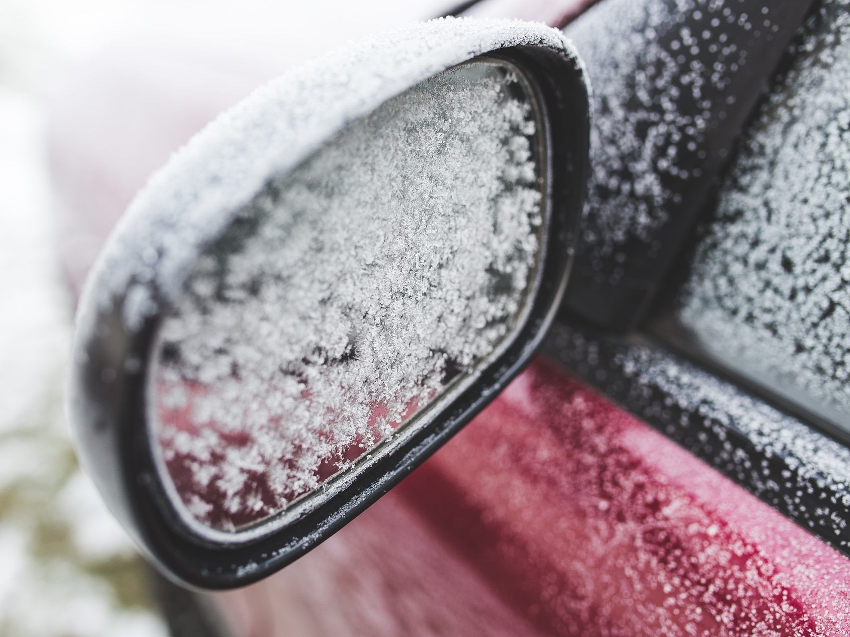 Wenn die Autoscheibe gefroren ist und man den Motor warmlaufen lassen möchte, können saftige Geldstrafen drohen. Wenn die Autoscheibe gefroren ist und man den Motor warmlaufen lassen möchte, können saftige Geldstrafen drohen.