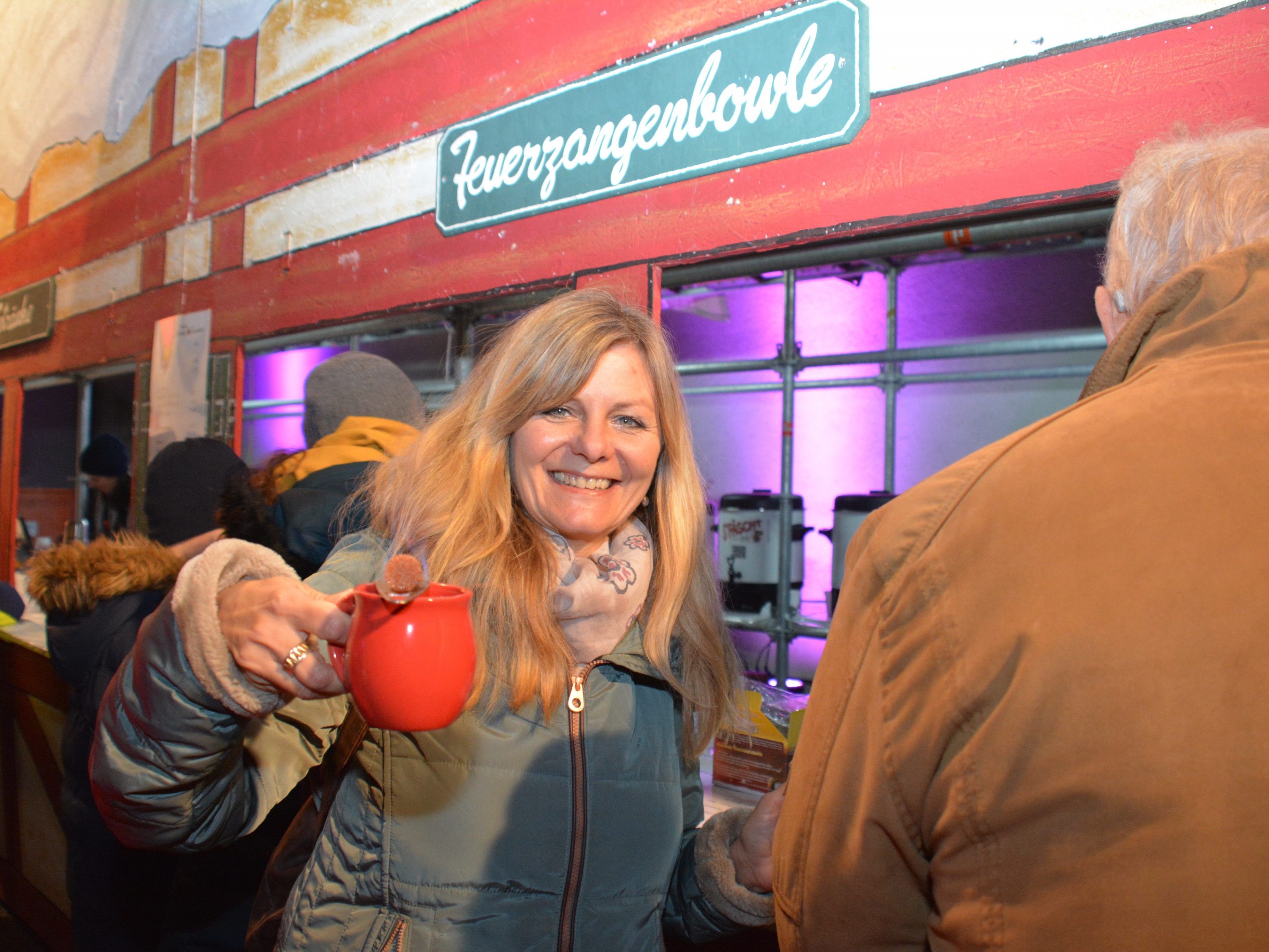 Claudia Bischof mit traditioneller Feuerzangenbowle Claudia Bischof mit traditioneller Feuerzangenbowle